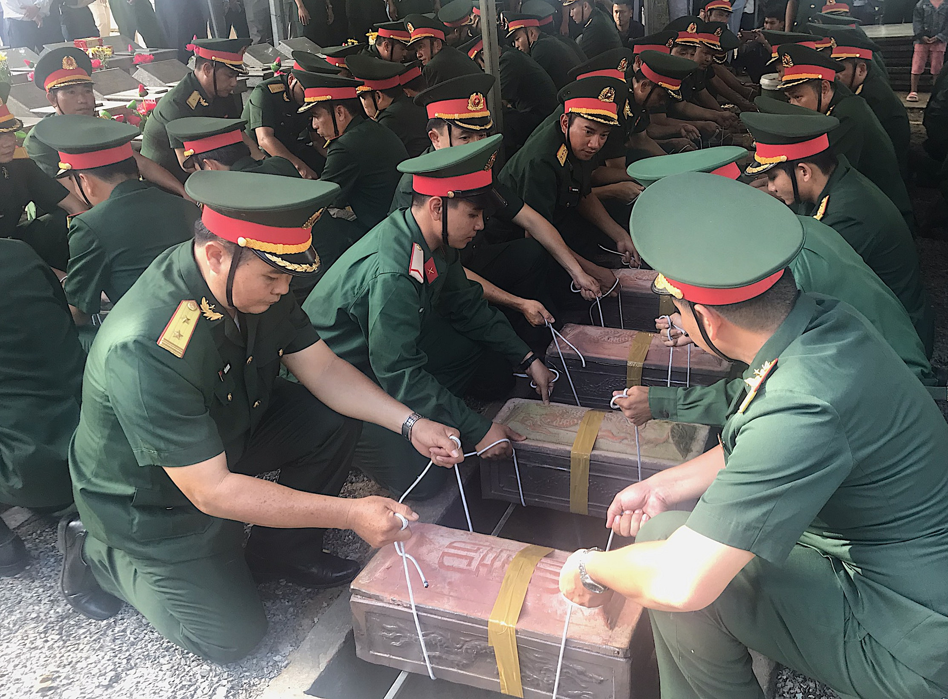 Tỉnh Bến Tre tổ chức lễ cải táng 121 hài cốt liệt sĩ tìm thấy tại xã Châu Bình về nghĩa trang huyện Giồng Trôm. Ảnh: Minh Đảm.