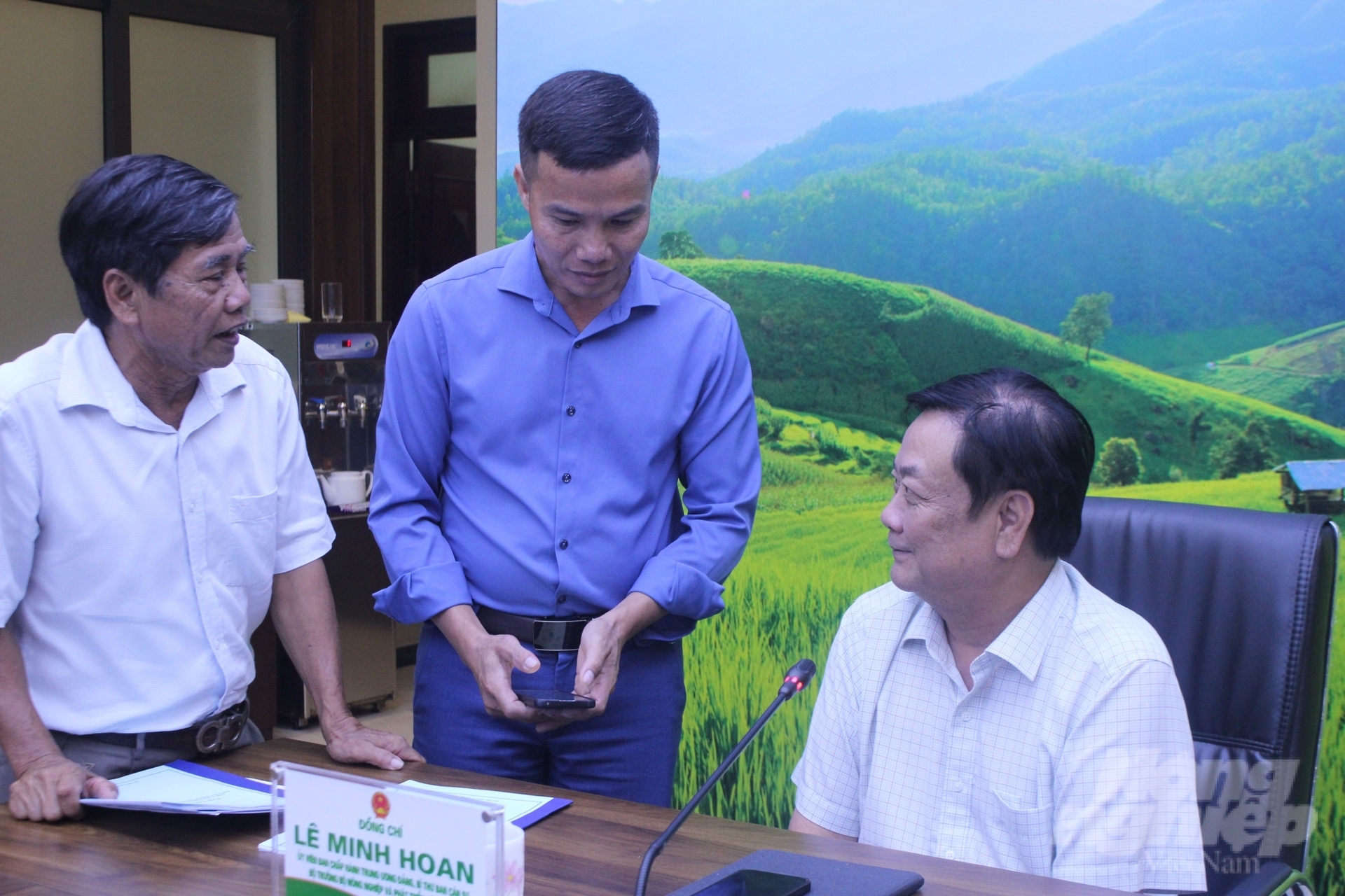 Anh Trịnh Ngọc Tiệp (áo xanh), chủ trang trại tại Hưng Yên trình bày với Bộ trưởng Lê Minh Hoan về vướng mắc trong phát triển mô hình du lịch tại trang trại trồng nhãn. Ảnh: Kiên Trung.