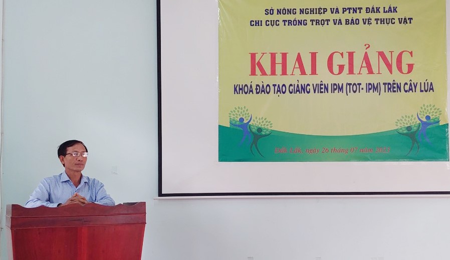 Mr. Le Van Thanh, Director of the Sub-Department of Cultivation and Plant Protection of Dak Lak Province, opened the class. Photo: Quang Yen.