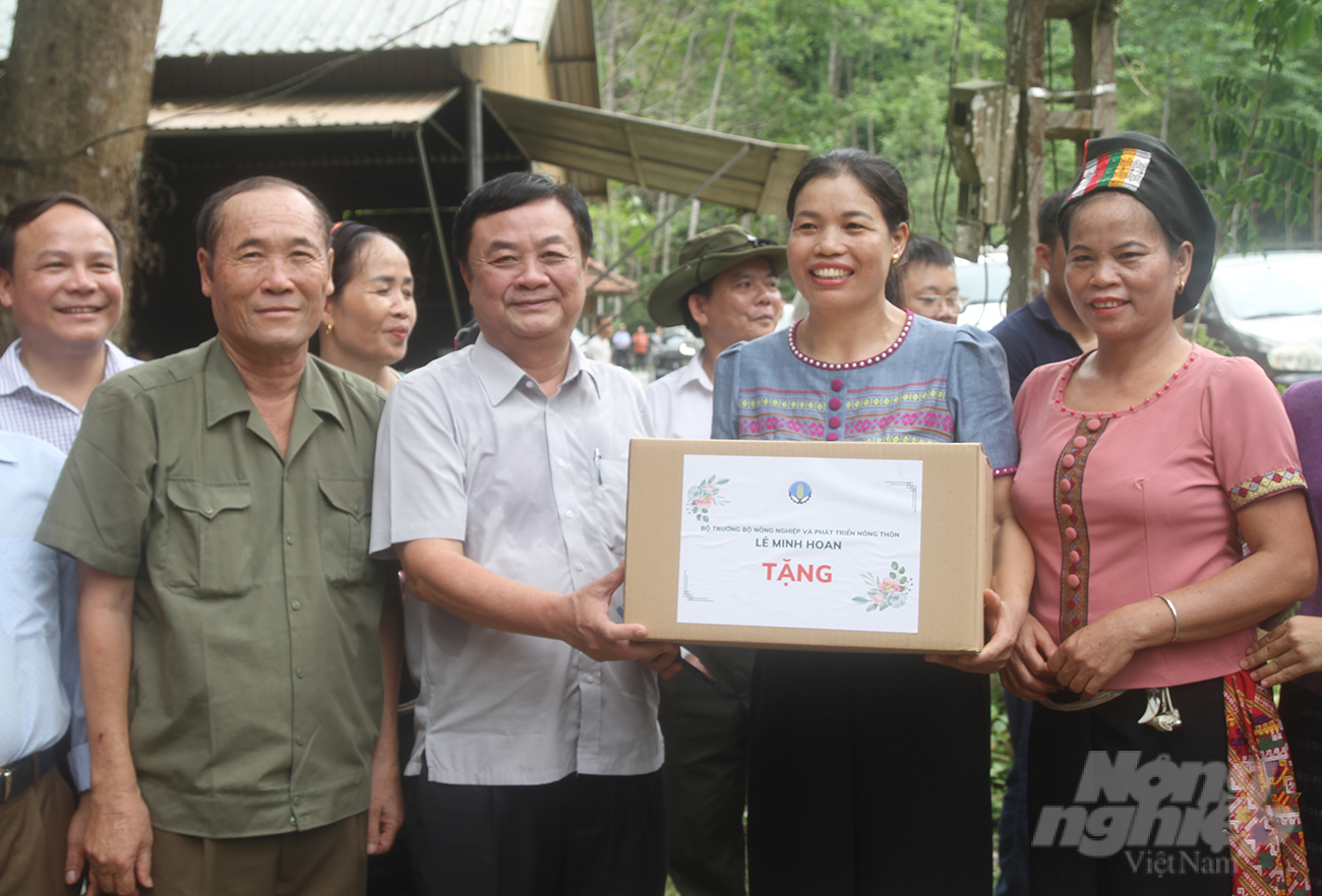 Bộ trưởng Lê Minh Hoan tặng quà động viên đồng bào ở huyện Con Cuông, những người mạnh dạn áp dụng mô hình du lịch sinh thái. Ảnh: Việt Khánh.