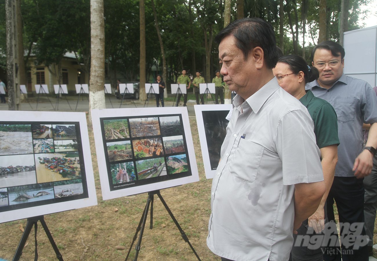 The delegation was impressed with the propaganda activities of Pu Mat National Park. Photo: Viet Khanh.