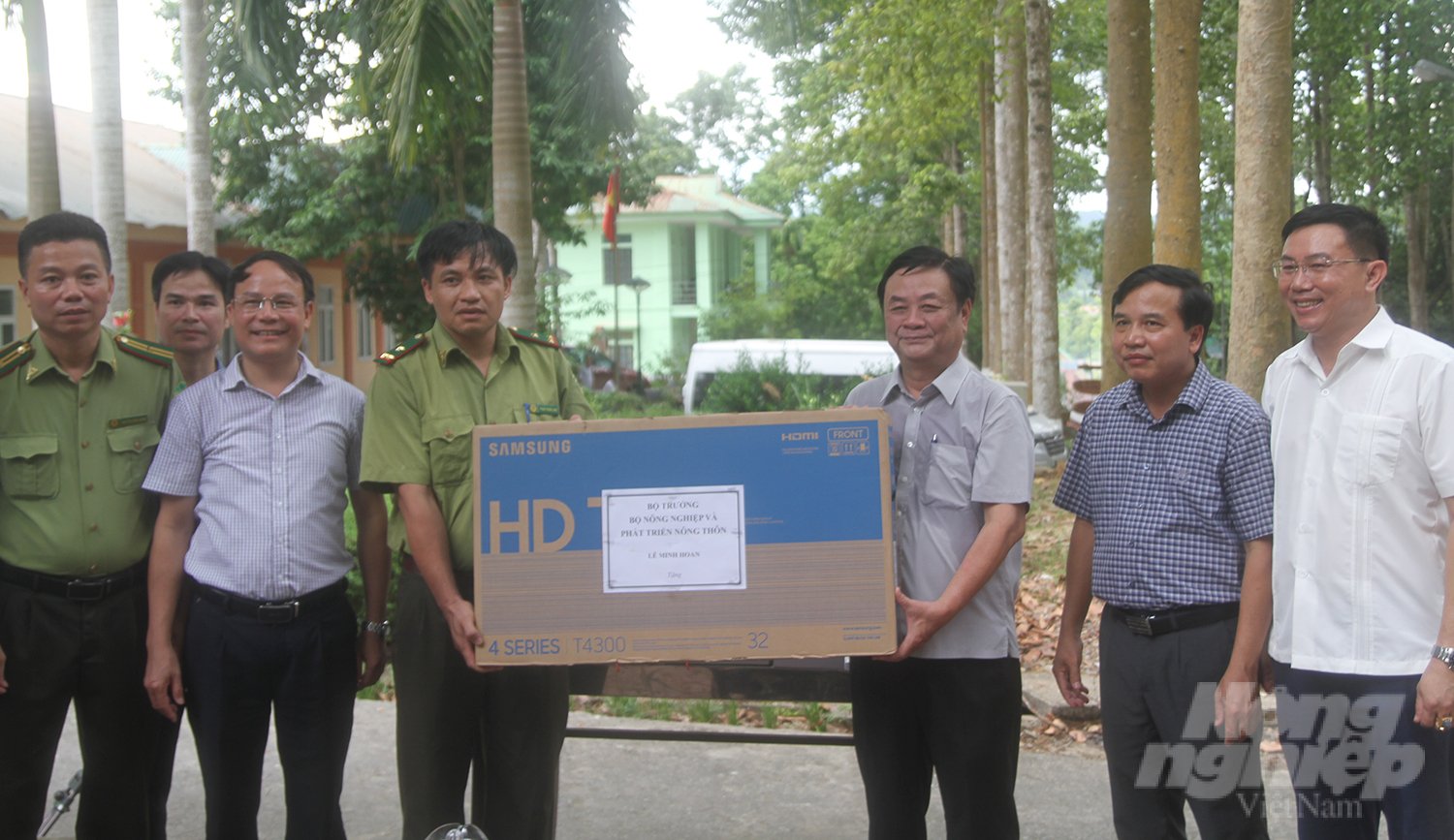 The meaningful gift is a television set by the head of the agriculture and rural development industry for those dedicated day and night to the forestry profession. Photo: Viet Khanh.