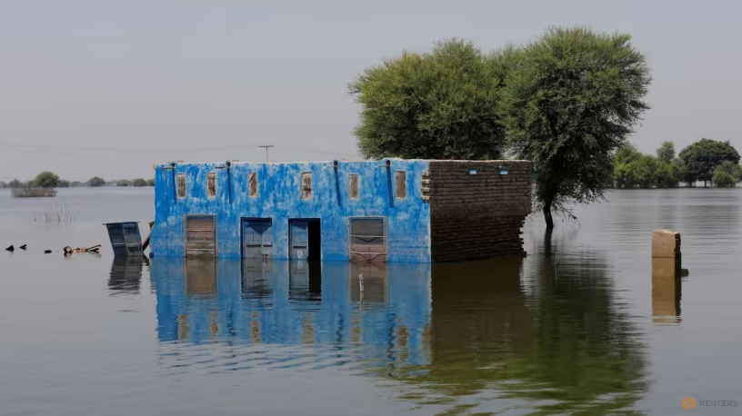 A view of a submerged building in the town of Talti in Sehwan, Pakistan, on Sep 15, 2022. Photo: Reuters/Akhtar Soomro
