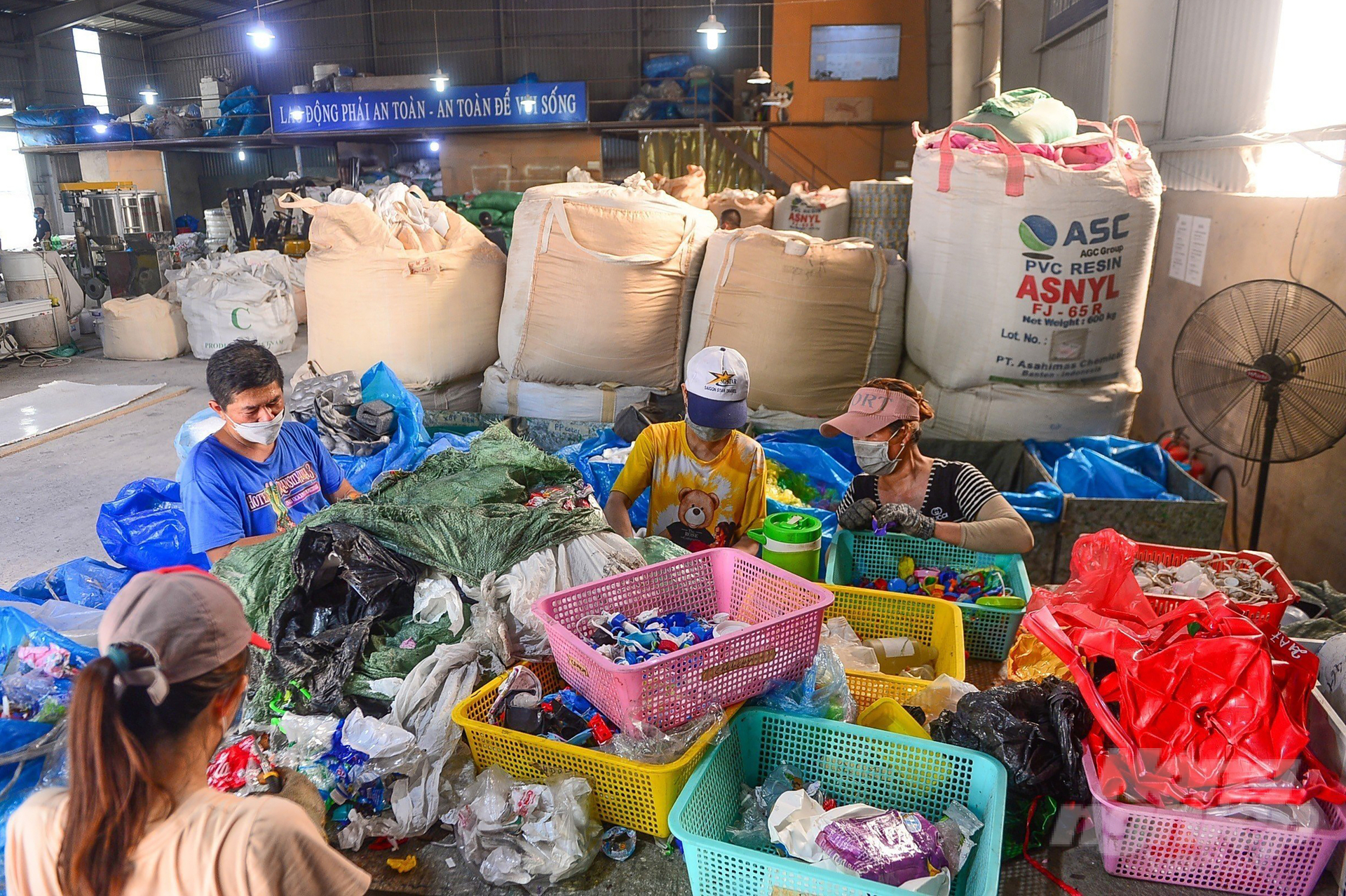 Tái chế rác nhựa sau tiêu dùng ở một cơ sở tái chế tại TP.HCM. Ảnh: Quang Định.