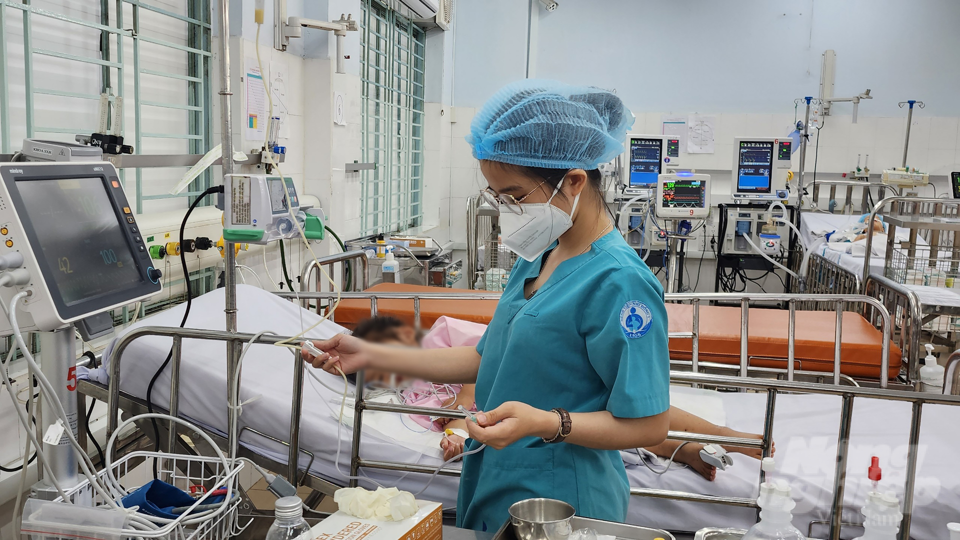 Bệnh nhi mắc tay chân miệng nặng đang được tích cực điều trị tại Bệnh viện Nhi đồng 1. Ảnh: Nguyễn Thủy.