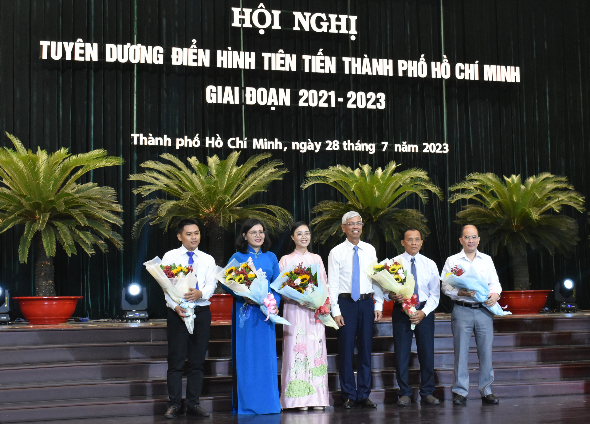 Phó Chủ tịch UBND TP.HCM Võ Văn Hoan (thứ 3 từ phải sang) trao tặng và chúc mừng cá nhân, tập thể điển hình tiêu biểu cấp thành phố. Ảnh: N.T.