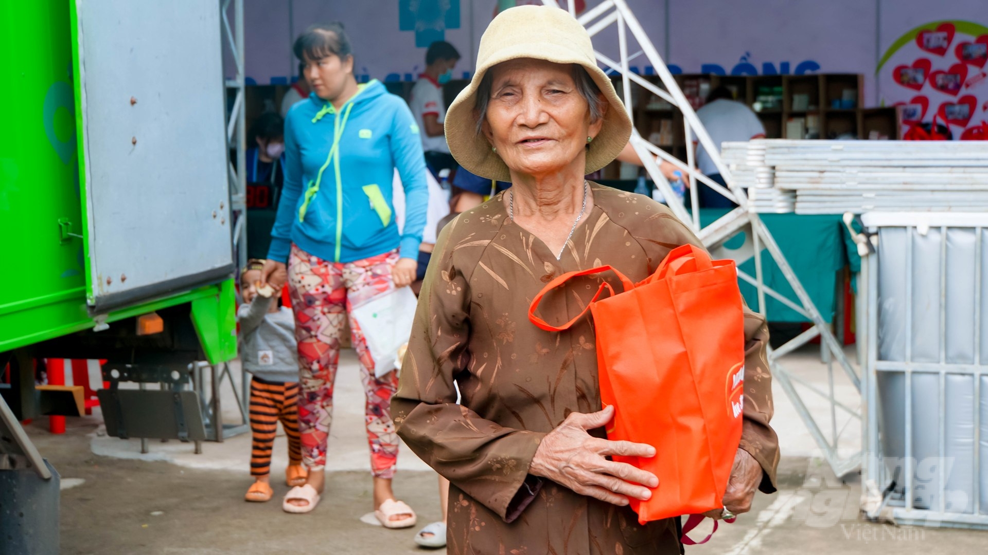 Ngoài được y bác sĩ khám bệnh, phát thuốc miễn phí thì mỗi người dân khi đến khám bệnh từ thiện còn được tặng một phần quà từ Vedan Việt Nam.