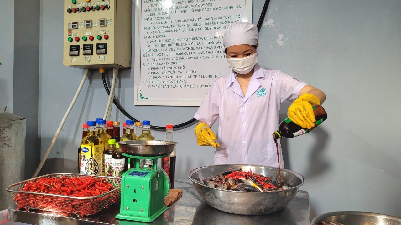 Sản phẩm cá nục rim Bà Ba Hội được chế biến trong môi trường được khử khuẩn, đảm bảo vệ sinh an toàn thực phẩm. Ảnh: L.K.