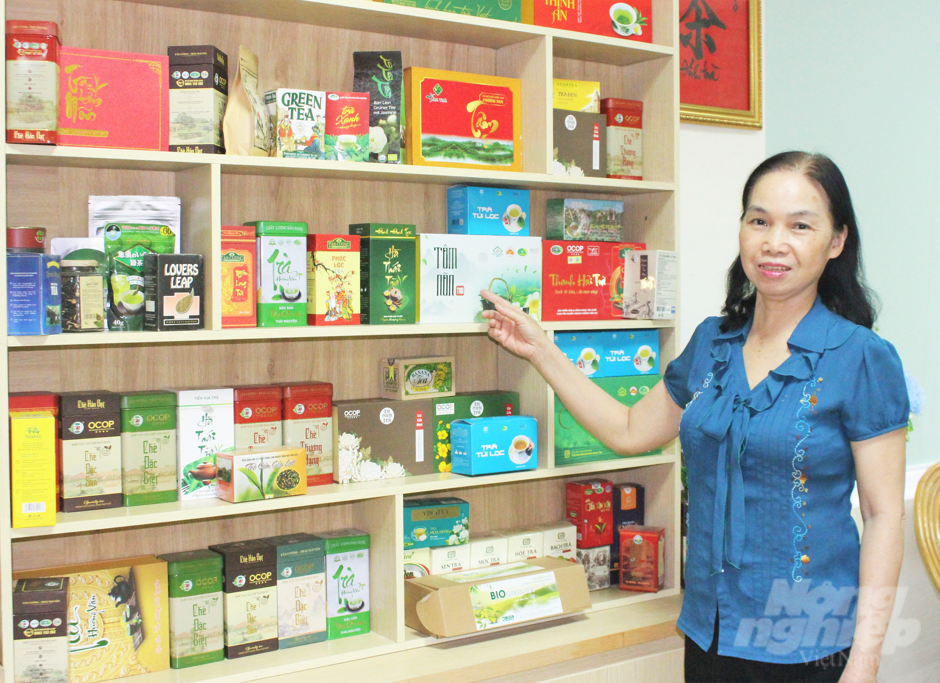 Ms. Nguyen Thi Nga, Chairwoman of Thai Nguyen Tea Association, introducing the various local tea product lines. Photo: Trung Quan.
