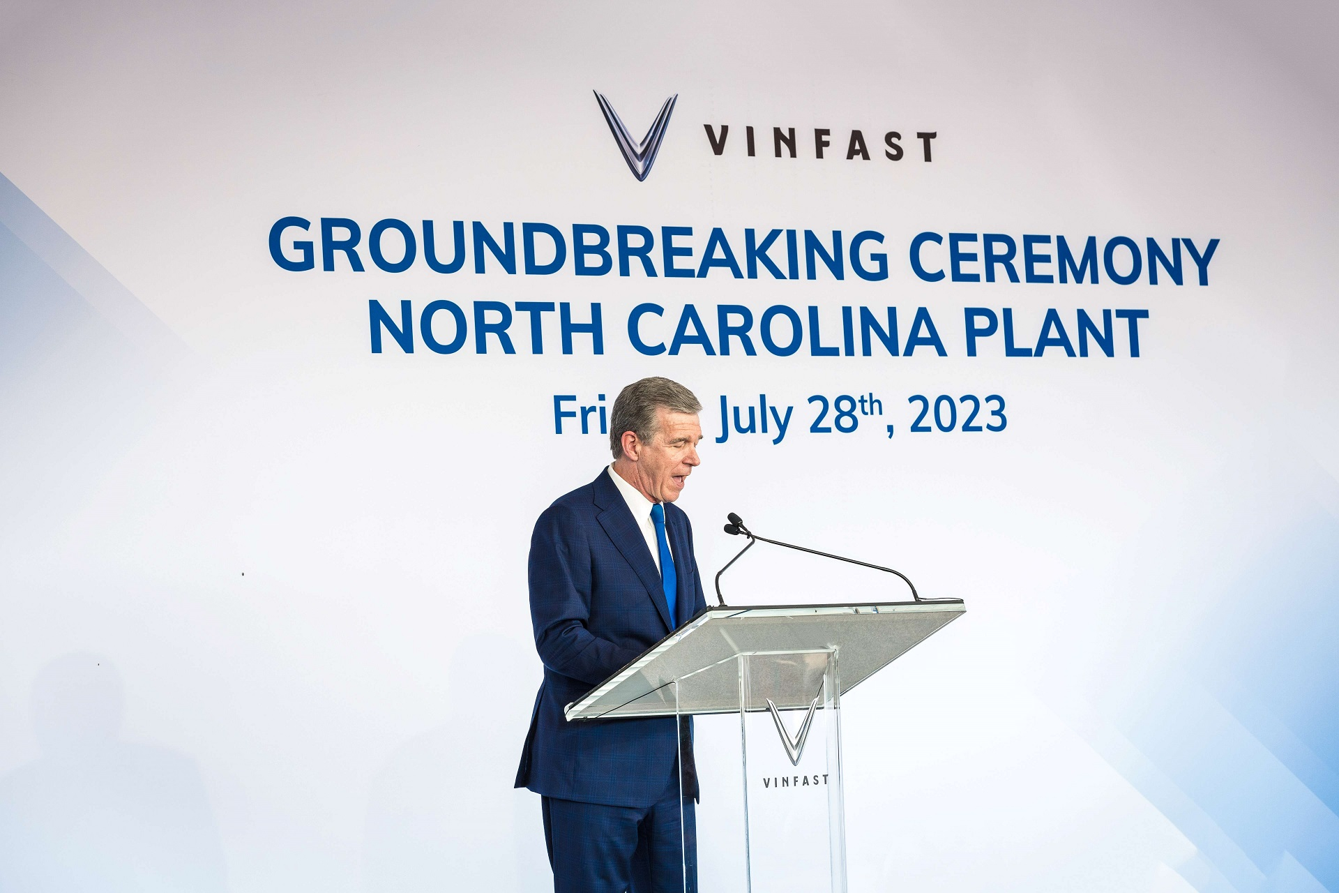 Ông Roy Cooper, Thống đốc bang Bắc Carolina, phát biểu tại sự kiện.