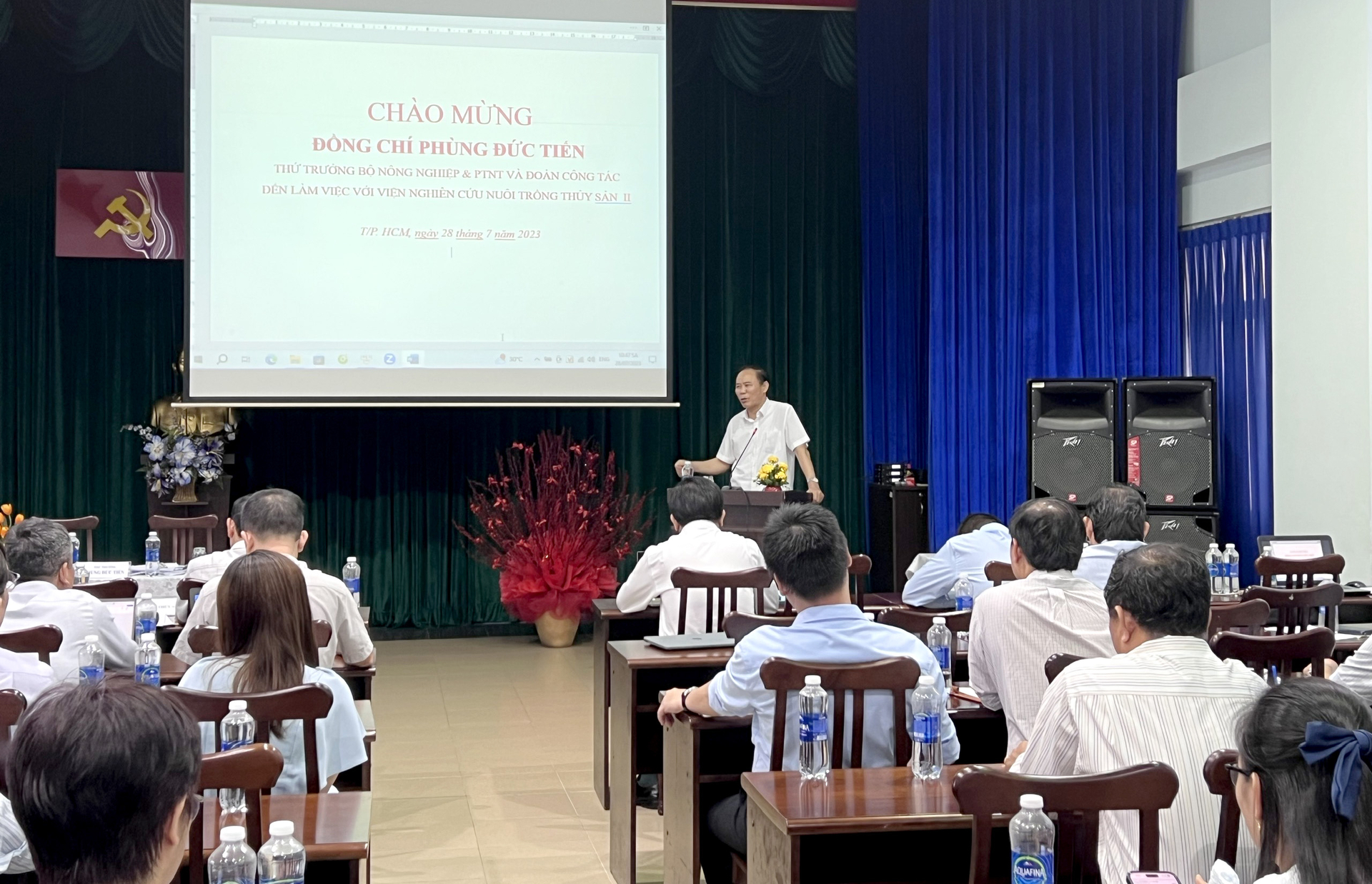 Deputy Minister Phung Duc Tien spoke at the meeting with the Research Institute of Aquaculture 2.