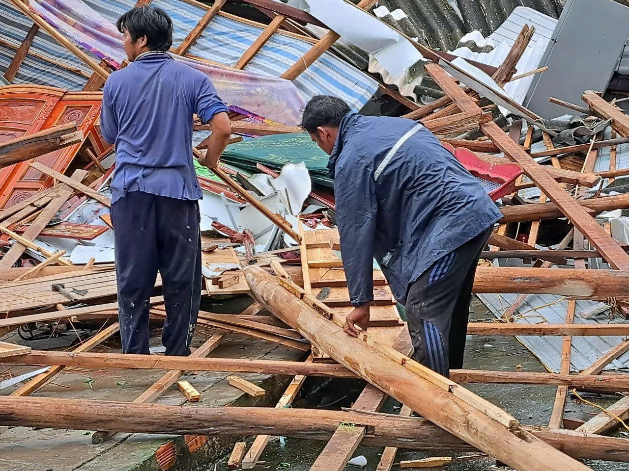 Mưa kèm theo lốc xoáy đã làm 59 căn nhà bị sập và tốc mái. Ảnh: Trọng Linh.