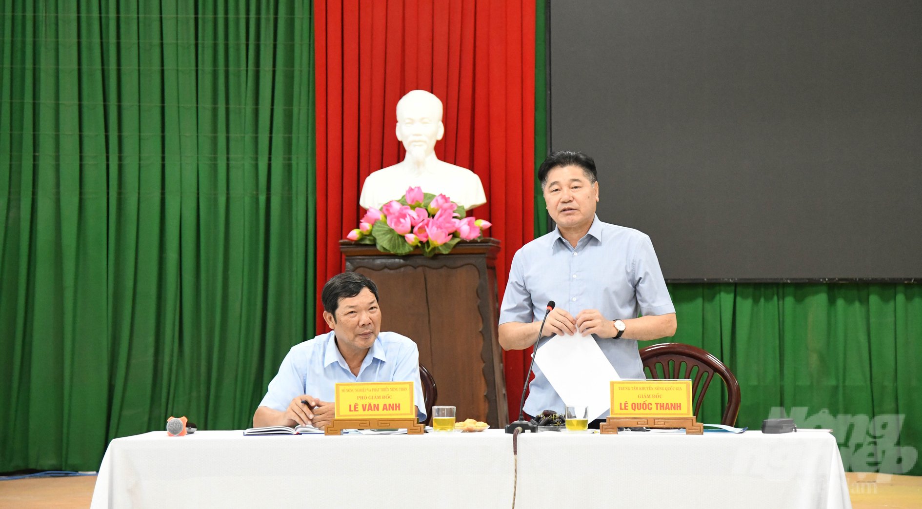 Ông Lê Quốc Thanh (phải), Giám đốc Trung tâm Khuyến nông Quốc gia làm việc với Sở NN-PTNT Thừa Thiên Huế. Ảnh: Công Điền.