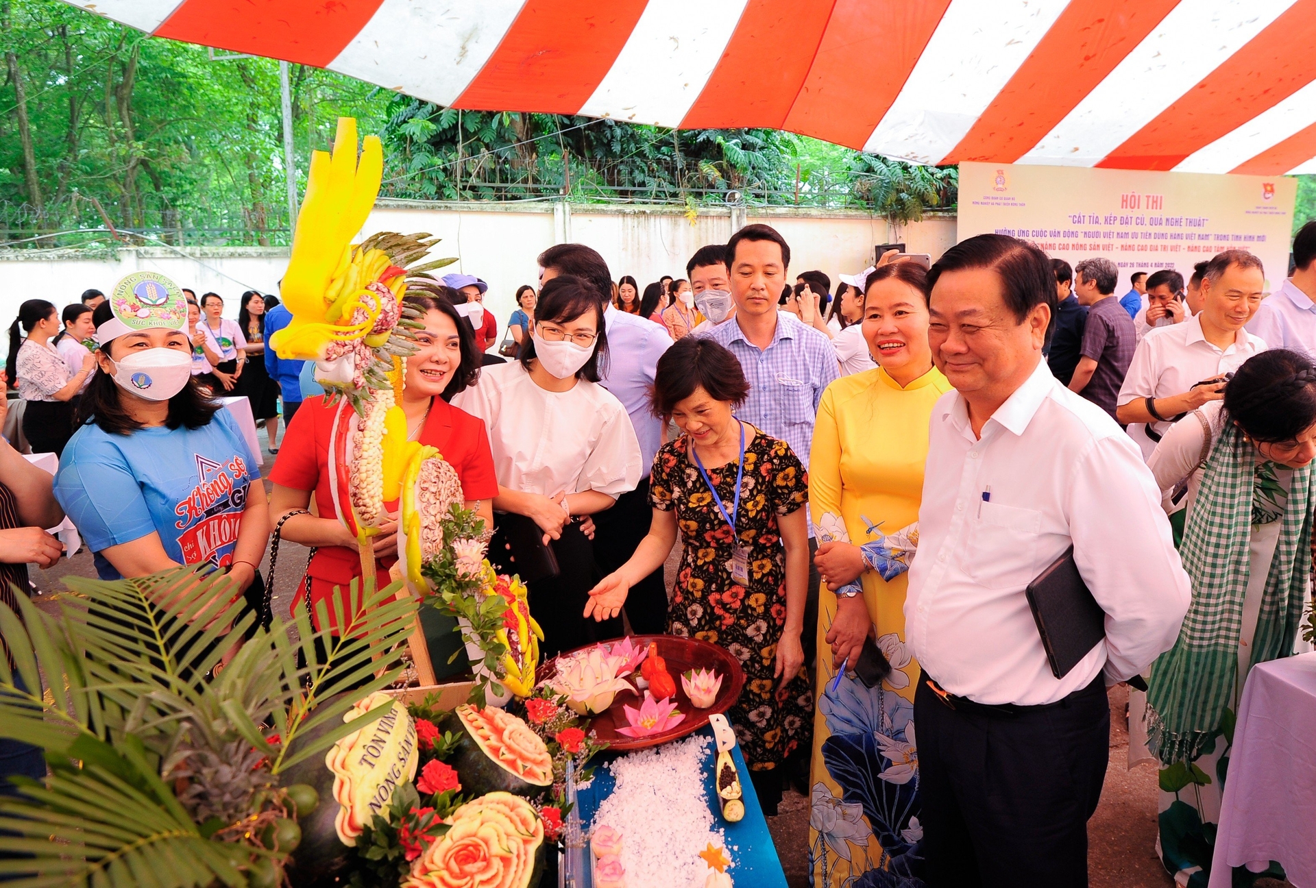 Bộ trưởng Lê Minh Hoan dự hội thi trưng bày, cắt tỉa củ quả nghệ thuật với chủ đề Tôn vinh nông sản Việt. Ảnh: CĐB. 