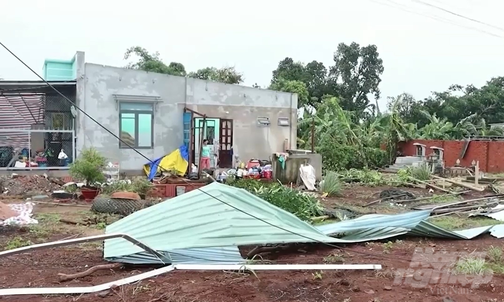 89 căn nhà bị tốc mái sau cơn mưa lớn và lốc xoáy xảy ra trên địa bàn huyện Đất Đỏ vừa qua. Ảnh: LB.