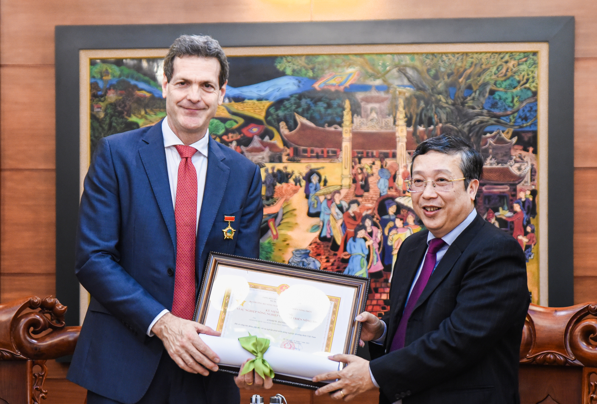 Deputy Minister Hoang Trung endows the Medal of Agriculture and Rural Development to the former Director of ADB Vietnam. Photo: Quynh Chi.