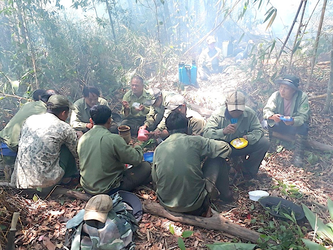 Despite the hard work, day and night, facing dangers, the life of the forest protection force in general and in Ta Dung National Park is still very difficult. In photo, the forest protection force shares a lunch in the heart of the Ta Dung National Park. Photo: Hong Thuy.