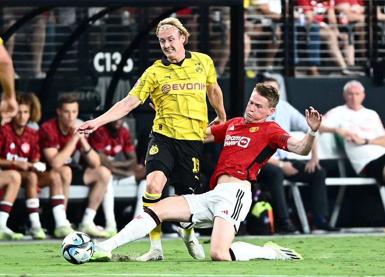 Trận Man United vs Borussia Dortmund diễn ra quyết liệt ngay từ những phút đầu tiên. Ảnh: Dailymail.