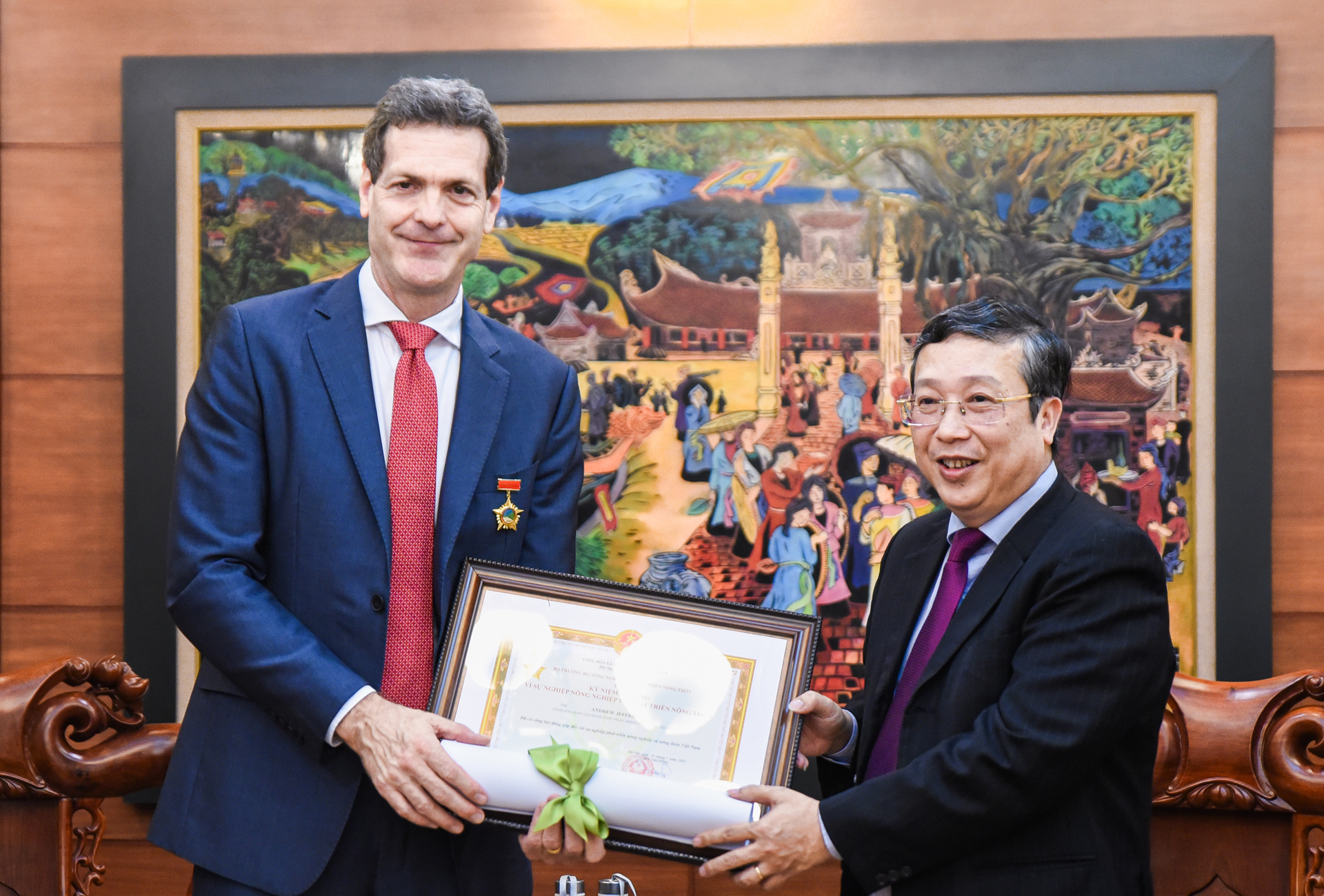 Thứ trưởng Hoàng Trung trao Kỷ niệm chương Vì sự nghiệp NN-PTNT cho nguyên Giám đốc ADB Việt Nam. Ảnh: Quỳnh Chi.