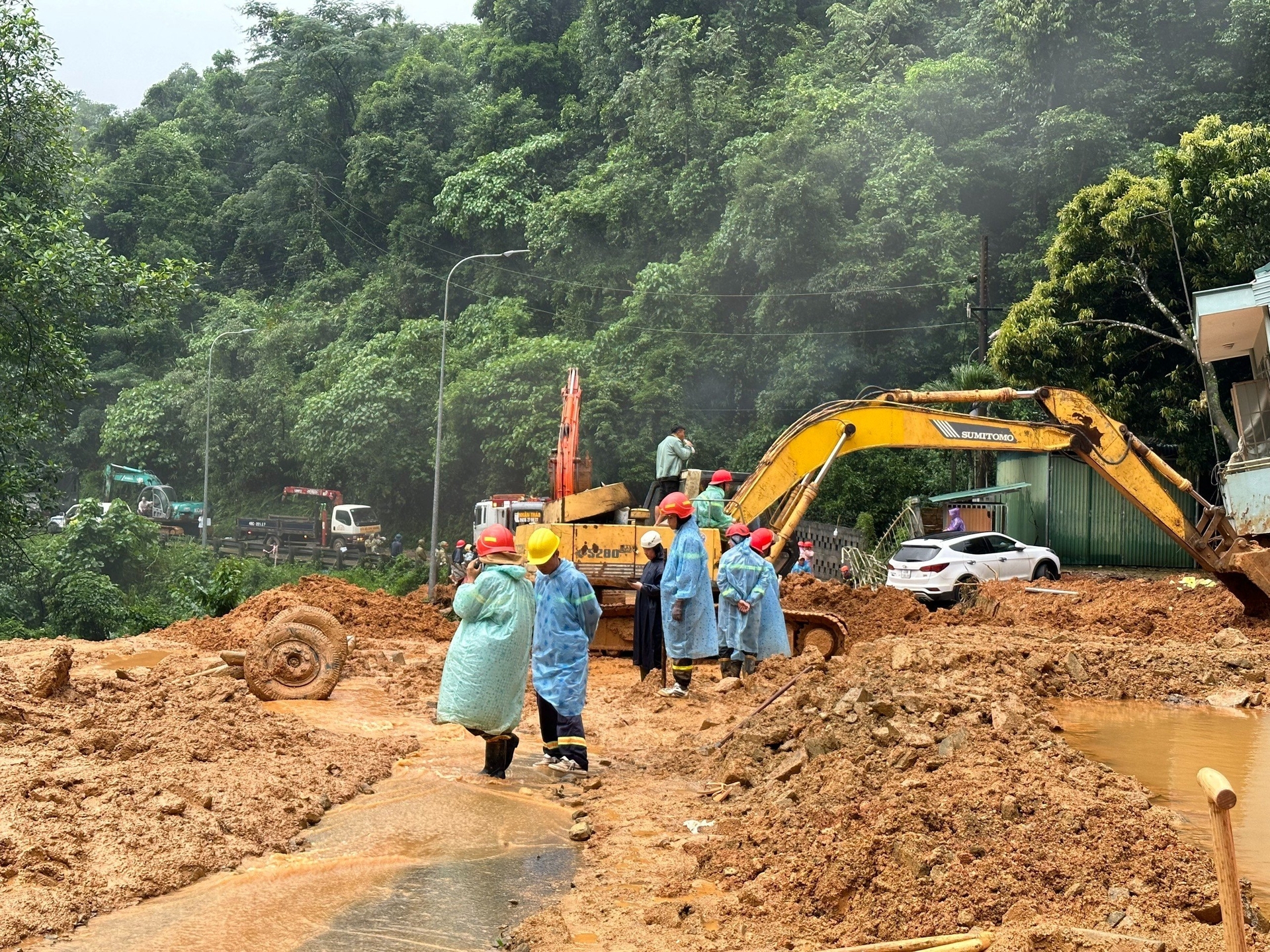 Lực lượng chức năng tổ chức đào bới, di chuyển đất đá tìm kiếm nạn nhân mất tích và khơi thông tuyến đèo Bảo Lộc.