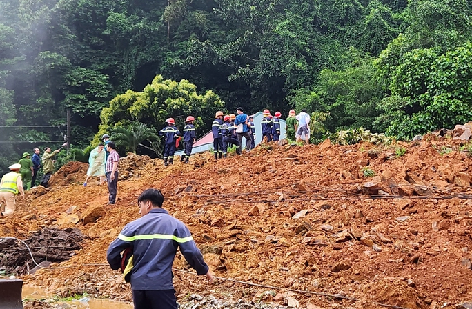 Hiện trường vụ sạt lở đất nghiêm trọng ở đèo Bảo Lộc làm 3 chiến sĩ cảnh sát giao thông và 1 người dân tử vong.