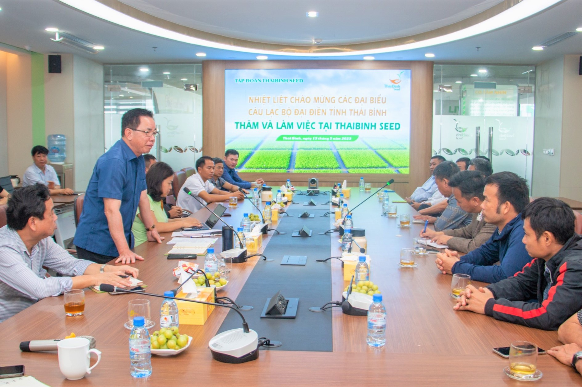 Thai Binh Dai Dien Club in a meeting with ThaiBinh Seed discussed the direction of cooperation and development of production links. Photo: TL.