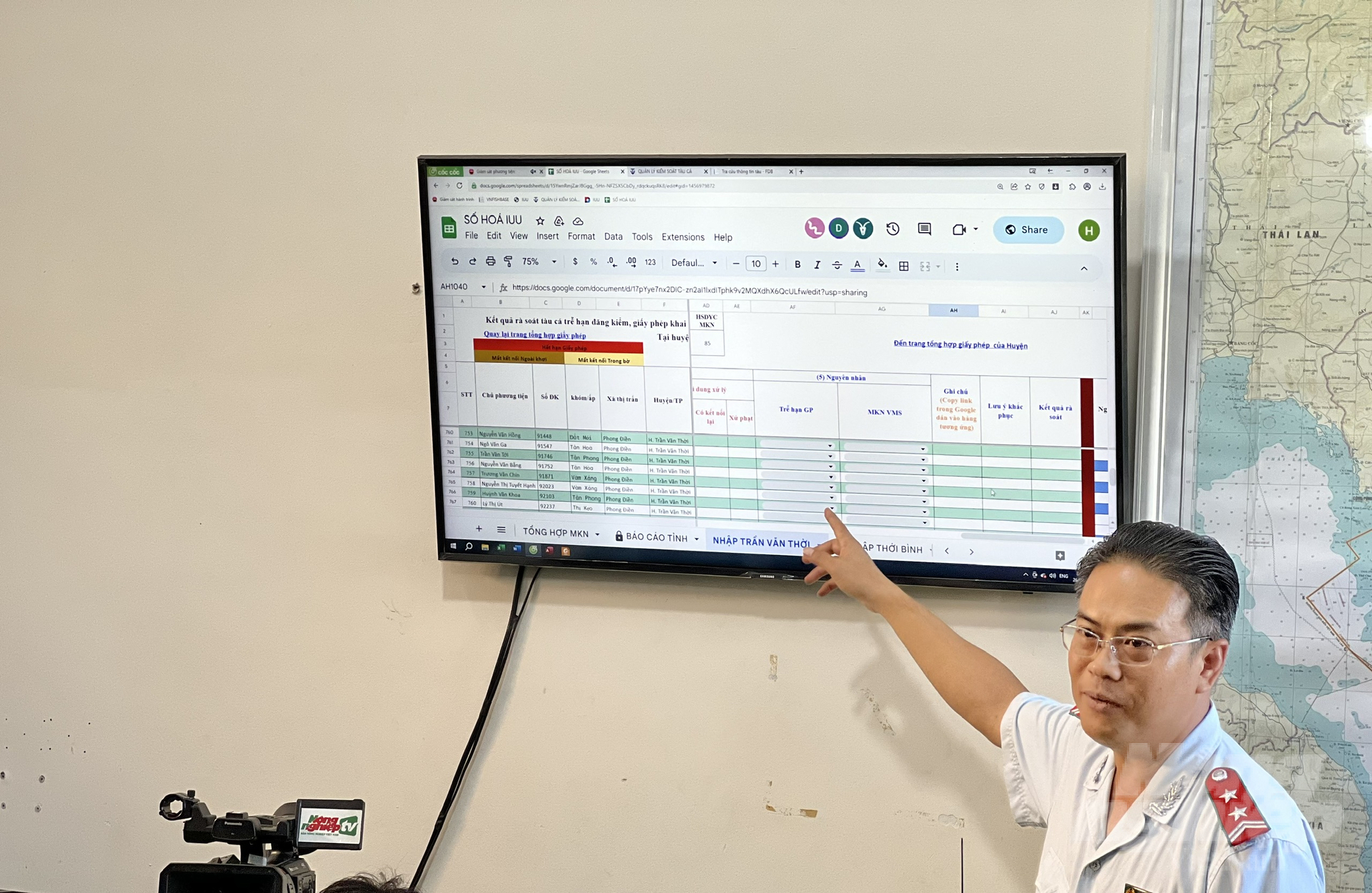 Mr Nguyen Viet Trieu, Deputy Director of the Fisheries Sub-Department of Ca Mau province, instructs the management of fishing vessels by information technology at Song Doc Fishing Port (Tran Van Thoi). Photo: Trong Linh.