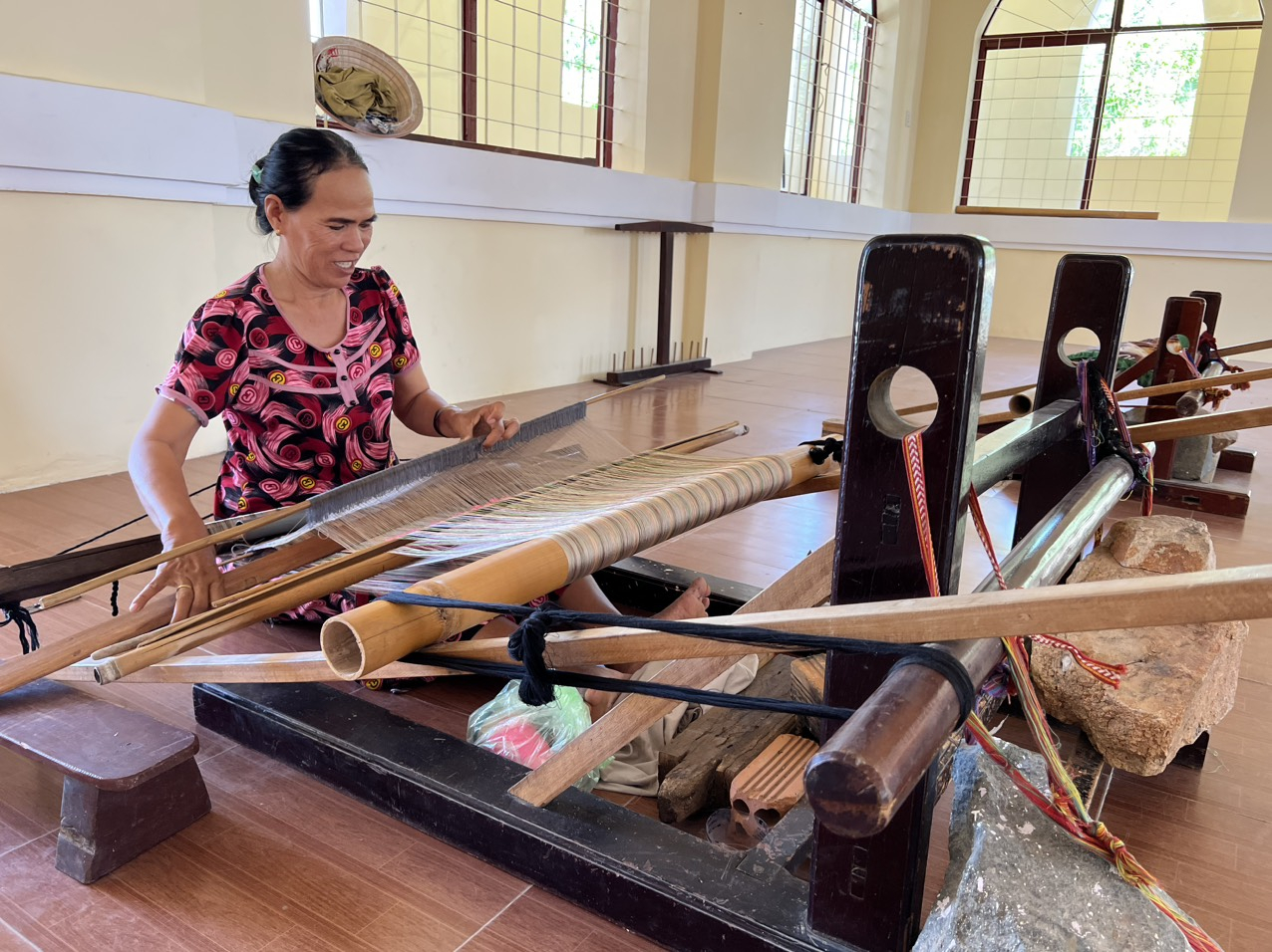 Làng nghề dệt thổ cẩm Mỹ Nghiệp là nơi thu hút rất nhiều khách du lịch đến tham quan, trải nghiệm. Ảnh: PV.