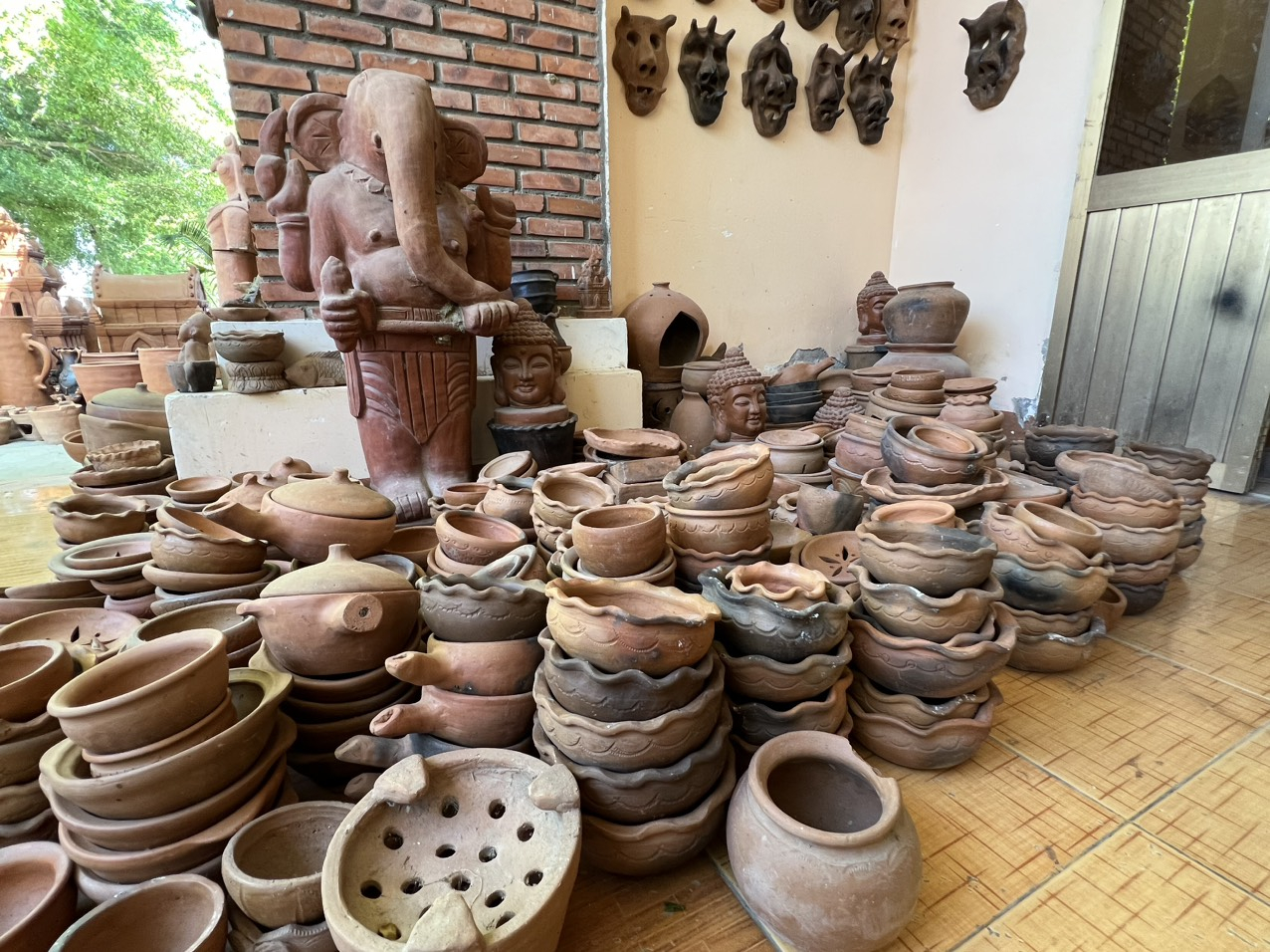 Làng gốm cổ Bàu Trúc hàng ngày đón rất nhiều khách du lịch đến tham quan. Ảnh: PV.