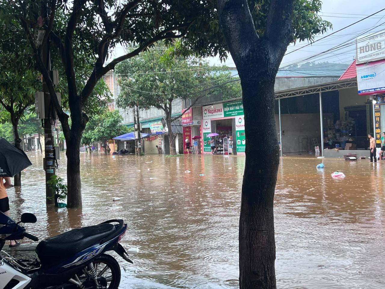 Một số nơi ở thành phố Lào Cai thường xuyên xảy ra tình trạng ngập úng khi mưa lớn. Theo người dân, cho đến nay tình trạng ngập úng do nước tiêu thoát chậm chưa được giải quyết triệt để.
