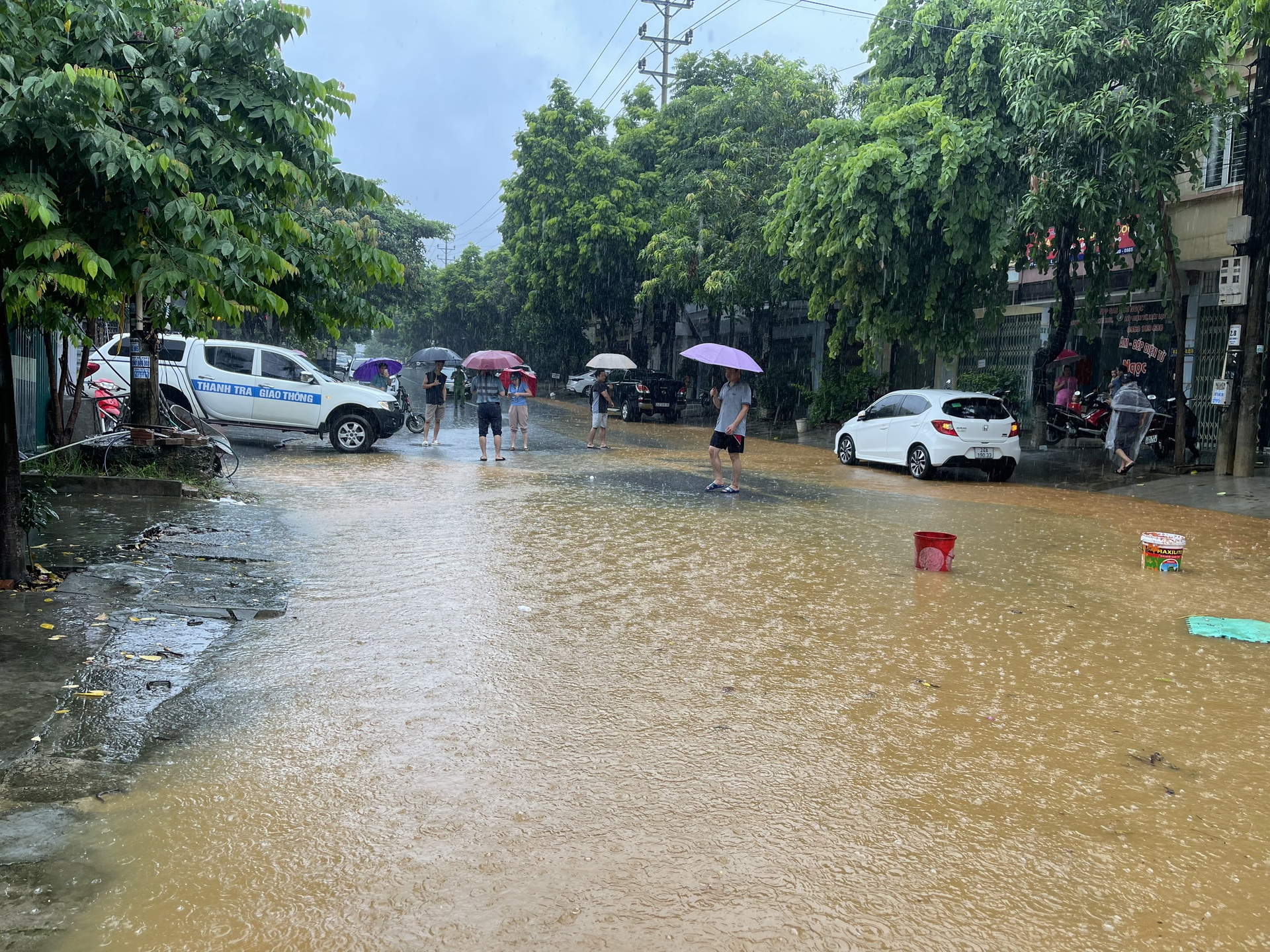 Sau khi xảy ra mưa lớn, gây ngập úng, làm tê liệt giao thông cục bộ trên một số tuyến đường, lực lượng chức năng đã có mặt túc trực cảnh báo, hướng dẫn người tham gia giao thông đổi hướng di chuyển, đảm bảo an toàn.