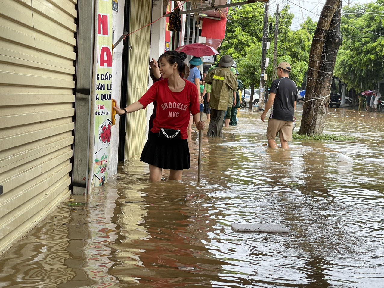 Tại một số nơi trong thành phố Lào Cai, ngập sâu từ 50 - 80cm. Nước tràn vào nhà nhiều hộ dân, làm hư hỏng đồ đạc. Cho đến nay, chưa có con số thống kê cụ thể về thiệt hại.