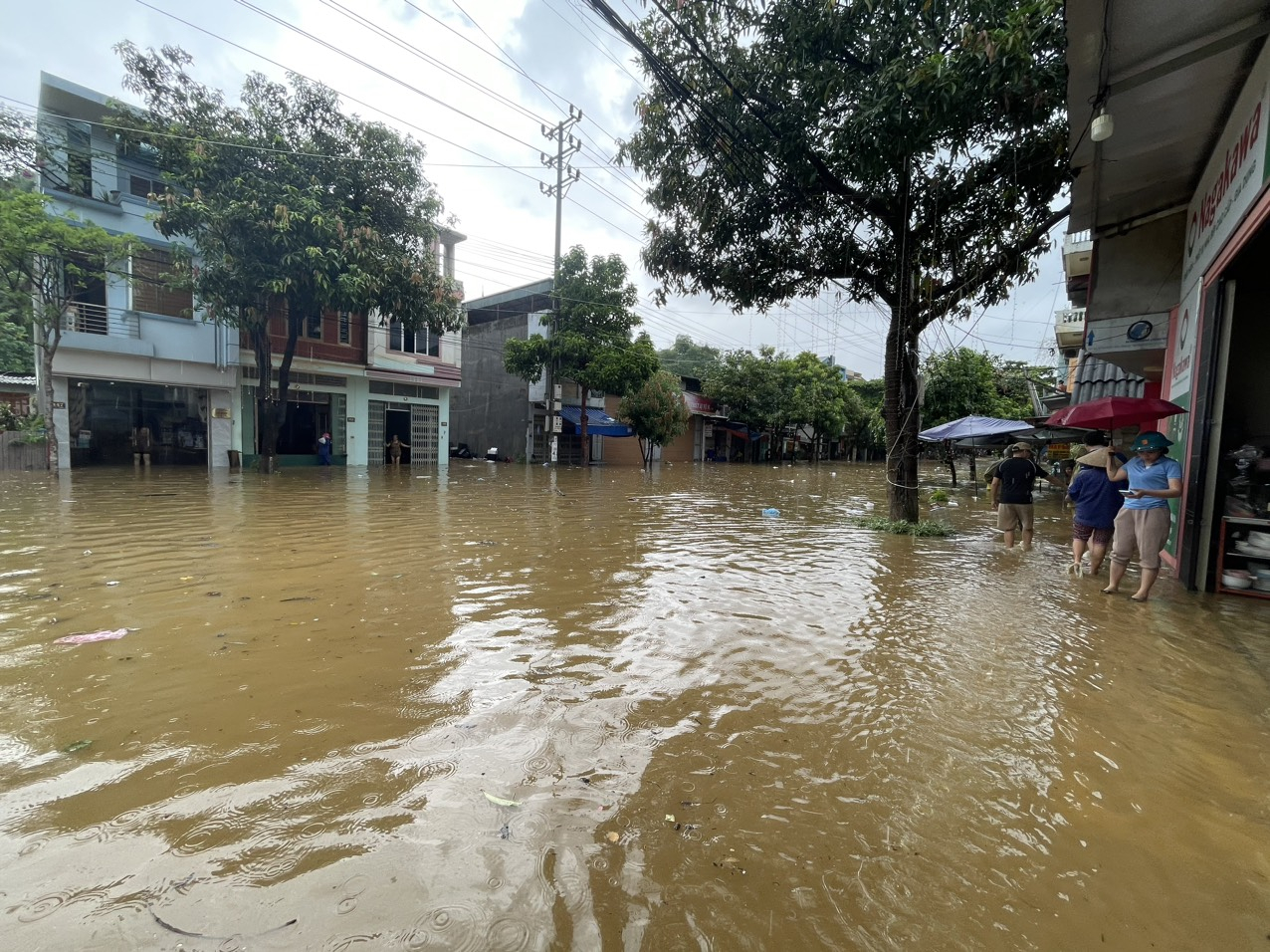 Trận mưa kéo dài nhiều giờ đồng hồ đã gây ngập úng ảnh hưởng cuộc sống người dân. Tuy nhiên, đây không phải lần đầu tiên những nơi ở thành phố miền núi Lào Cai bị ngập do mưa lớn.