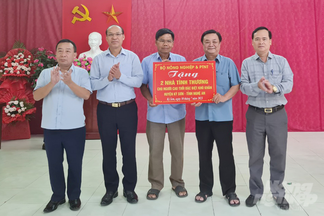 Bộ NN-PTNT tặng '2 nhà tình thương' cho người cao tuổi có hoàn cảnh đặc biệt khó khăn tại huyện Kỳ Sơn. Ảnh: Quốc Toản.