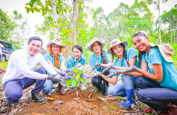Ban tổ chức Miss Earth Việt Nam cùng Gaia và đại diện Khu Bảo tồn thiên nhiên - Văn hóa Đồng Nai trồng cây tại khu vườn mang tên 'Miss Earth' thuộc Khu Bảo tồn thiên nhiên Văn hóa Đồng Nai.