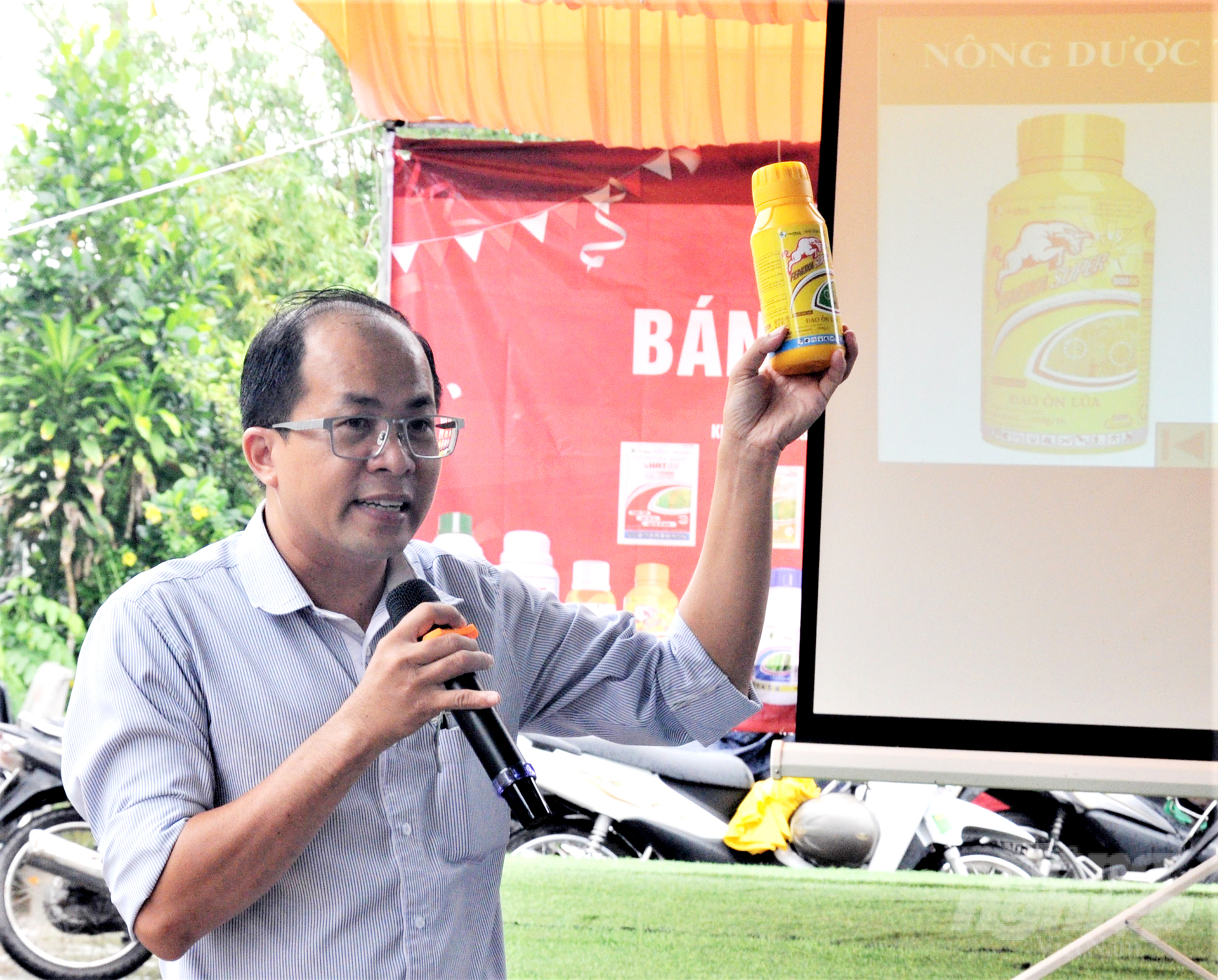 Ông Phạm Hoàng Sỹ, Giám đốc Công ty TNHH Nông dược Toàn Cầu giới thiệu bộ 28 sản phẩm nông dược chuyên dùng phục vụ cho lúa. Ảnh: Đào Chánh.