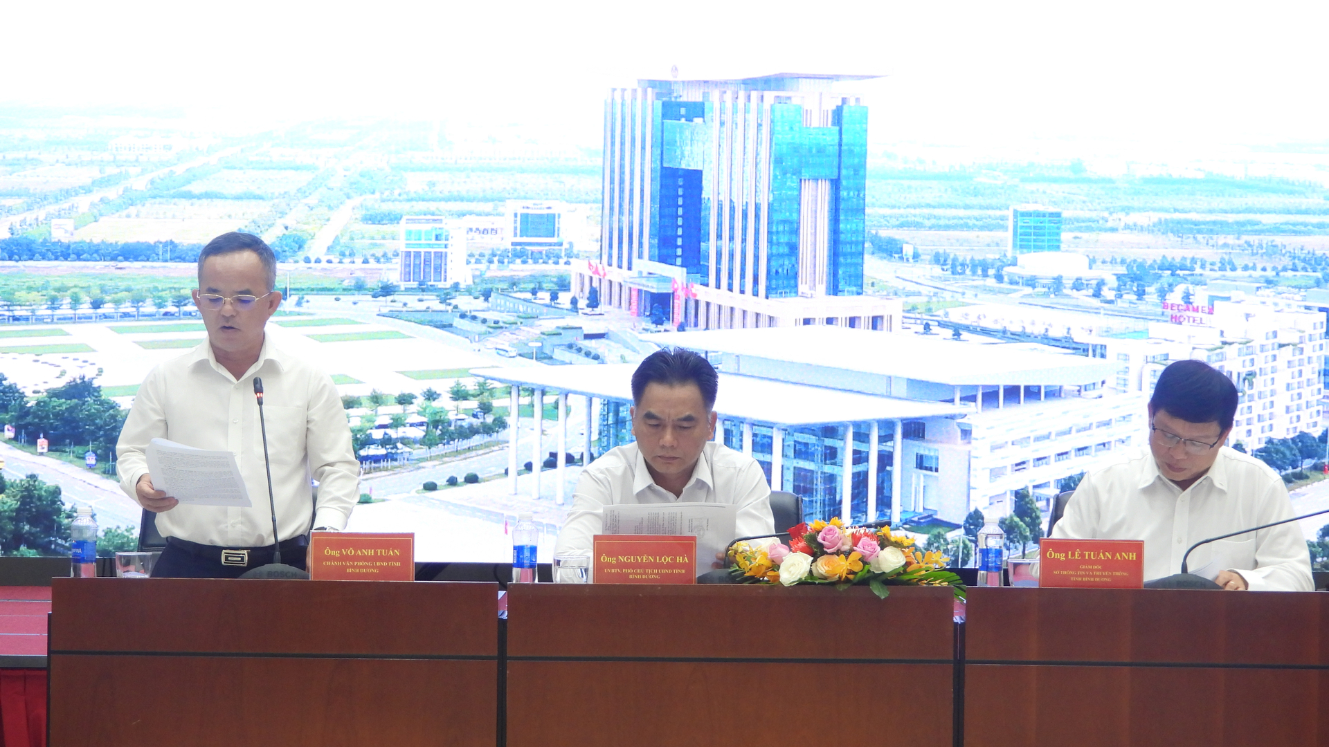 Ông Nguyễn Lộc Hà - Phó Chủ tịch UBND tỉnh Bình Dương (giữa) chủ trì buổi họp báo. Ảnh: Trần Trung.