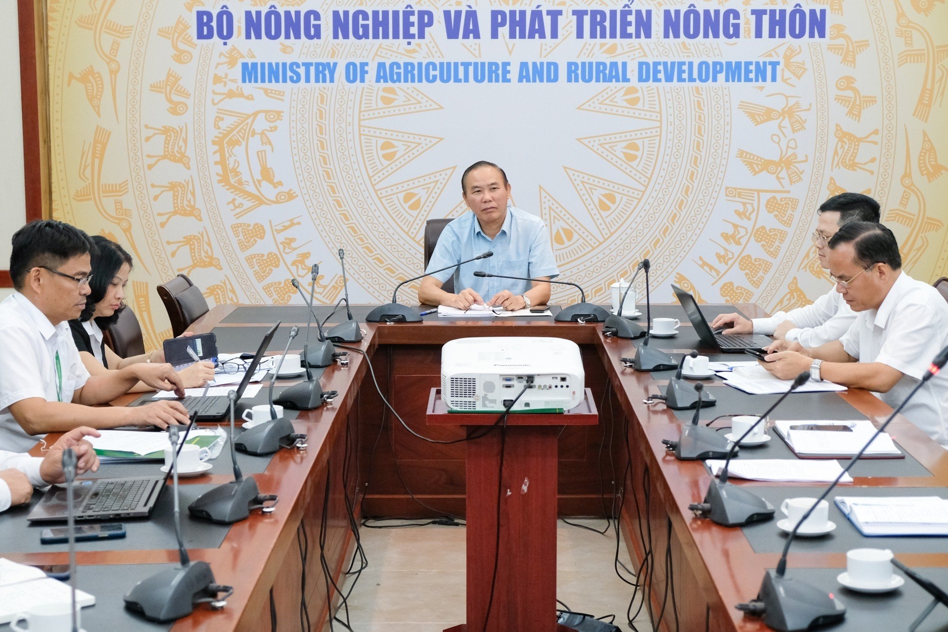 Deputy Minister Phung Duc Tien chaired the meeting with Vietnam National University of Agriculture. Photo: Tung Dinh.