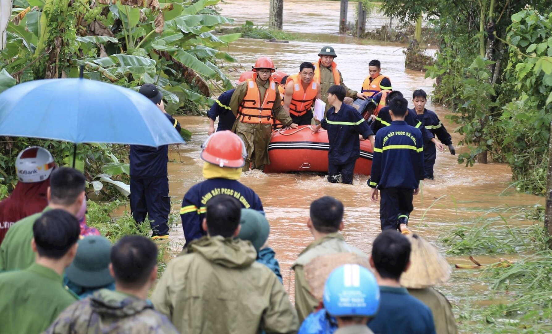 Công an hỗ trợ, di dời người và tài sản của nhân dân đến khu vực an toàn. Ảnh: M.Q.