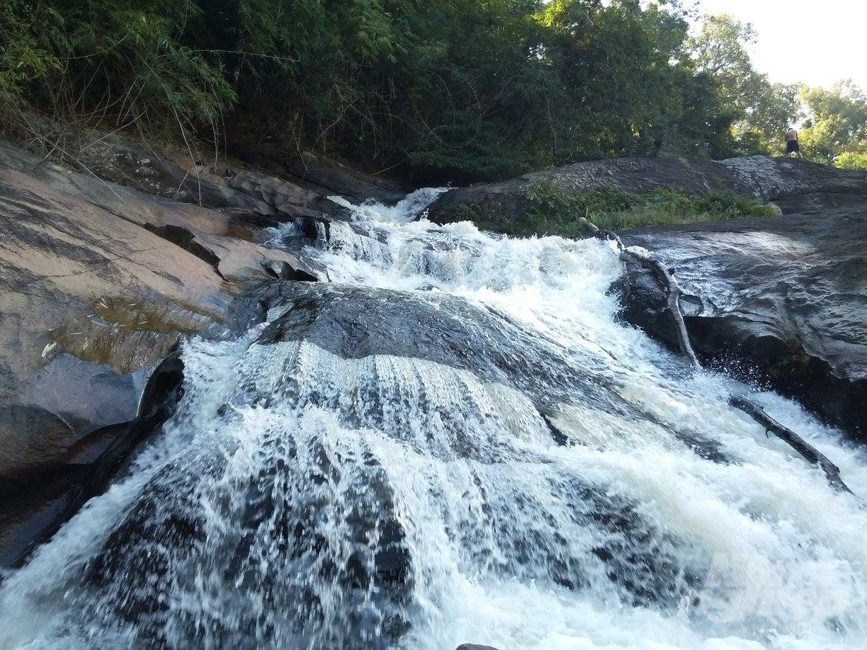 Một trong 7 tầng của thác 7 tầng ở Khu Bảo tồn thiên nhiên Nâm Nung, được mệnh danh là 'đệ nhất thác Tây Nguyên'. Ảnh: Hồng Thủy.