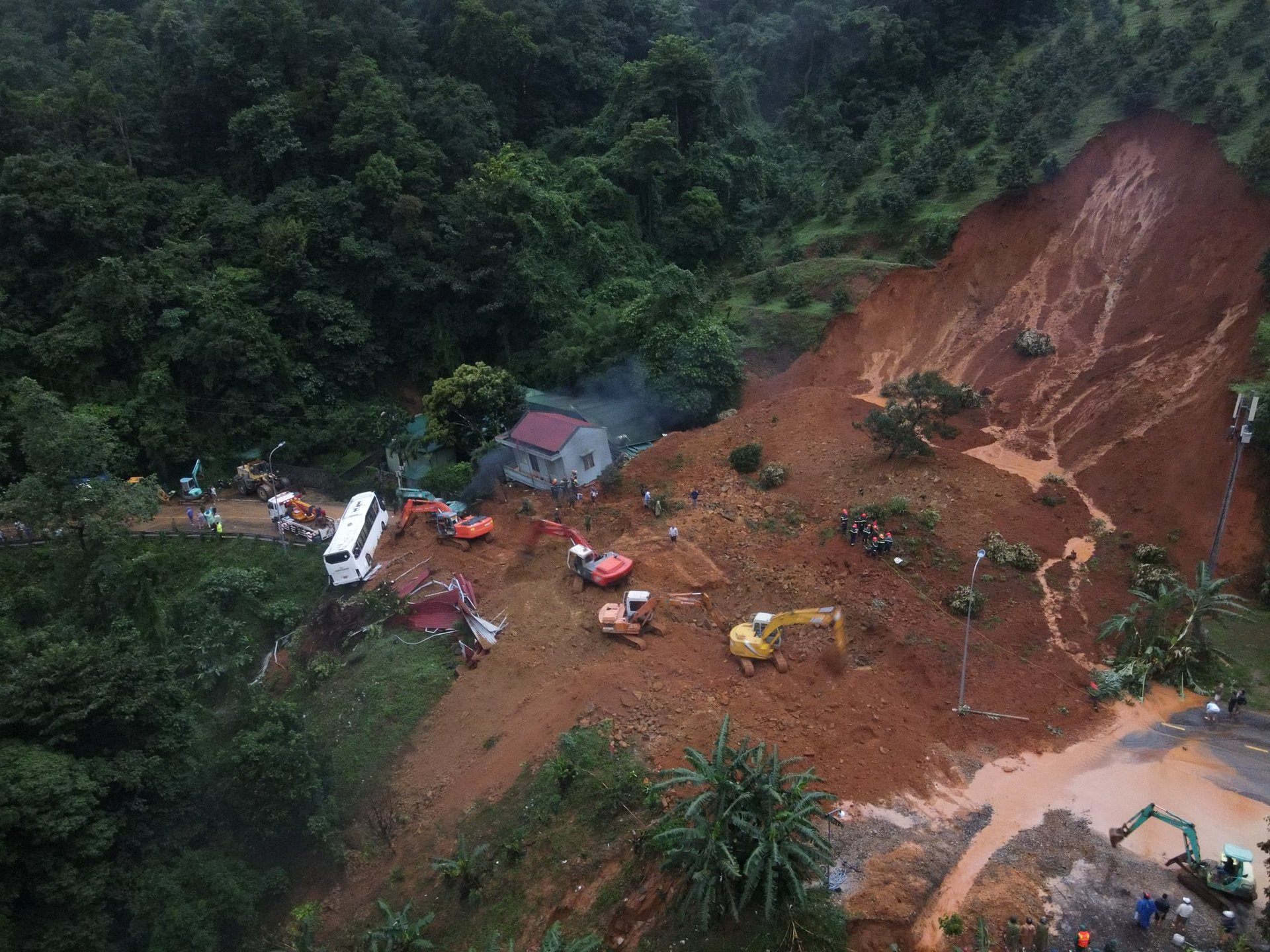 Hiện trường vụ sạt lở đất nghiêm trọng tại đèo Bảo Lộc.