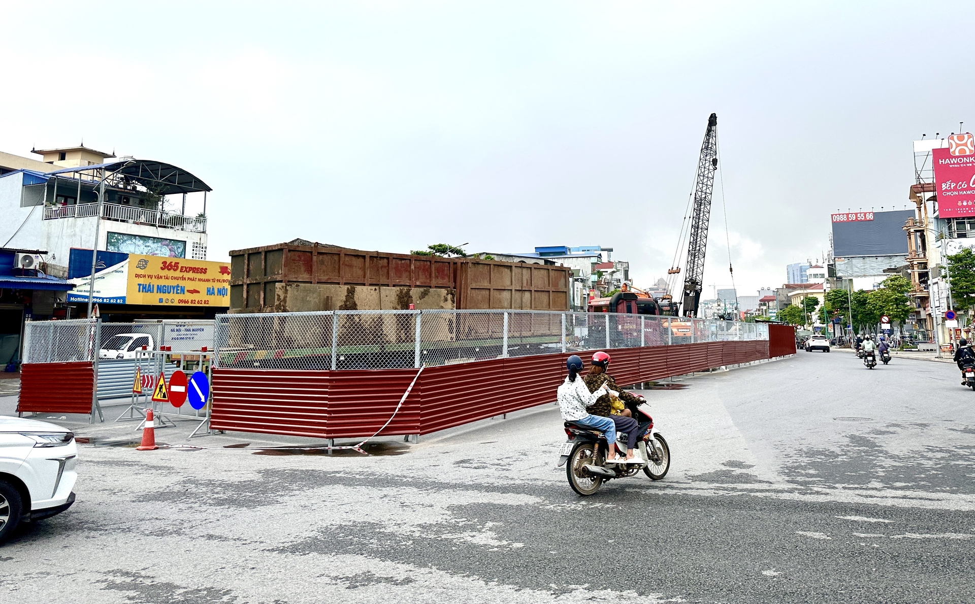 Một phần đường Hoàng Văn Thụ (TP Thái Nguyên) được rào chắn để phục vụ thi công cầu vượt đường sắt Hà Nội - Thái Nguyên.