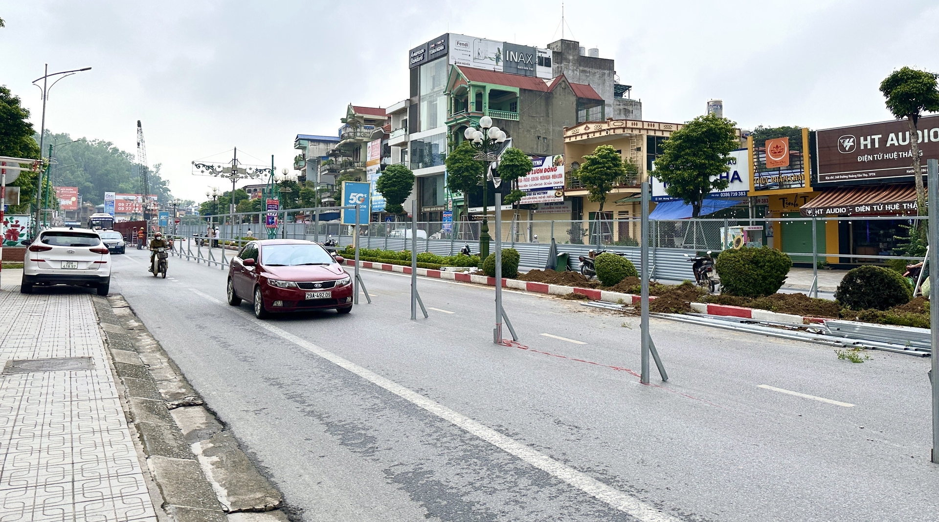 Tuyến đường này cũng cấm tạm thời các phương tiện rẽ trái từ phố Đồng Quang, phố Đồng Quang 2 vào đường Hoàng Văn Thụ từ ngõ 20 vào đường Quang Trung.