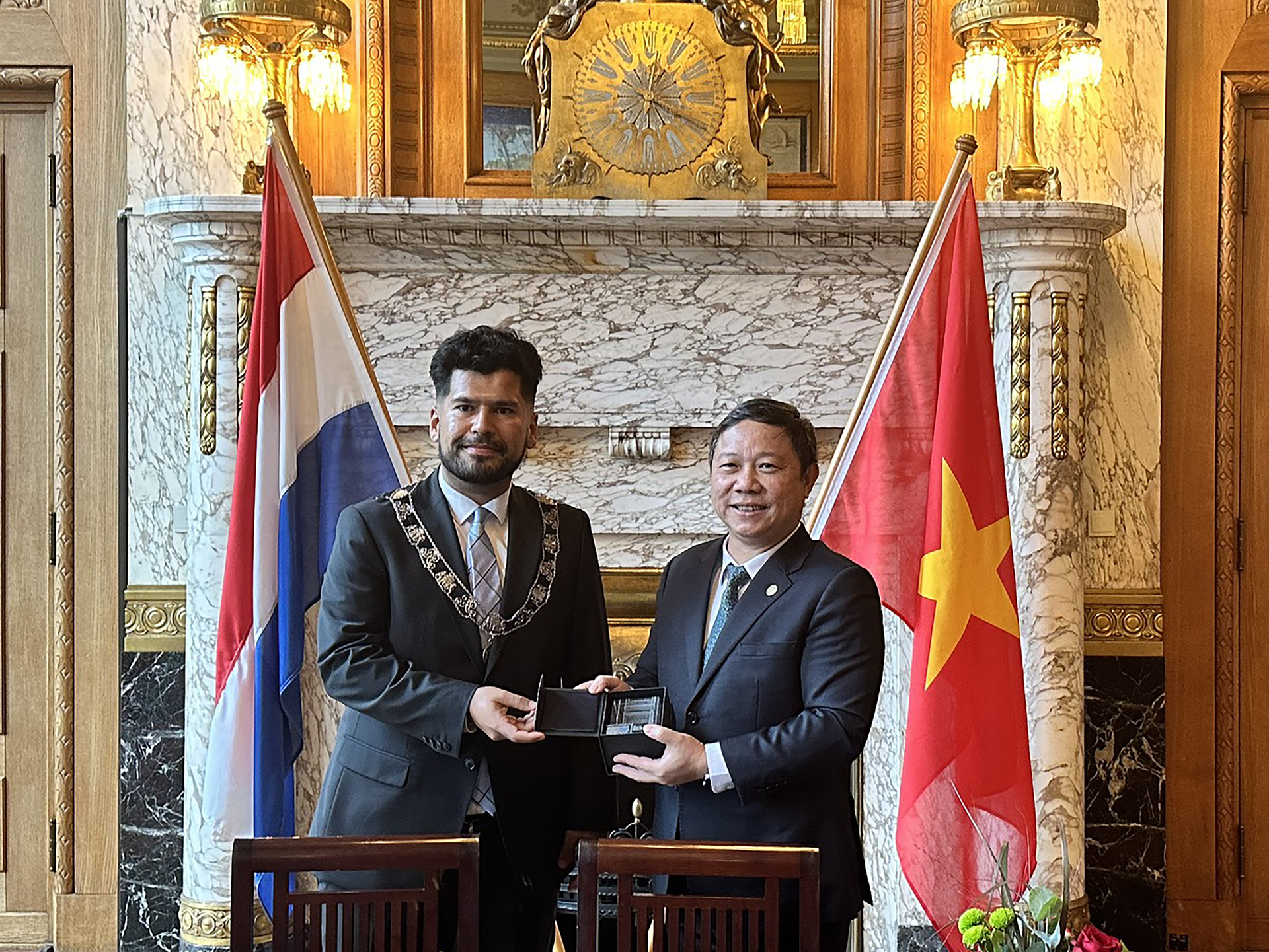 Mr. Duong Anh Duc, Vice Chairman of the Ho Chi Minh City People's Committee and Deputy Mayor of Rotterdam City, Kingdom of the Netherlands at the signing ceremony for the memorandum of cooperation in response to climate change and flood management in Ho Chi Minh City.