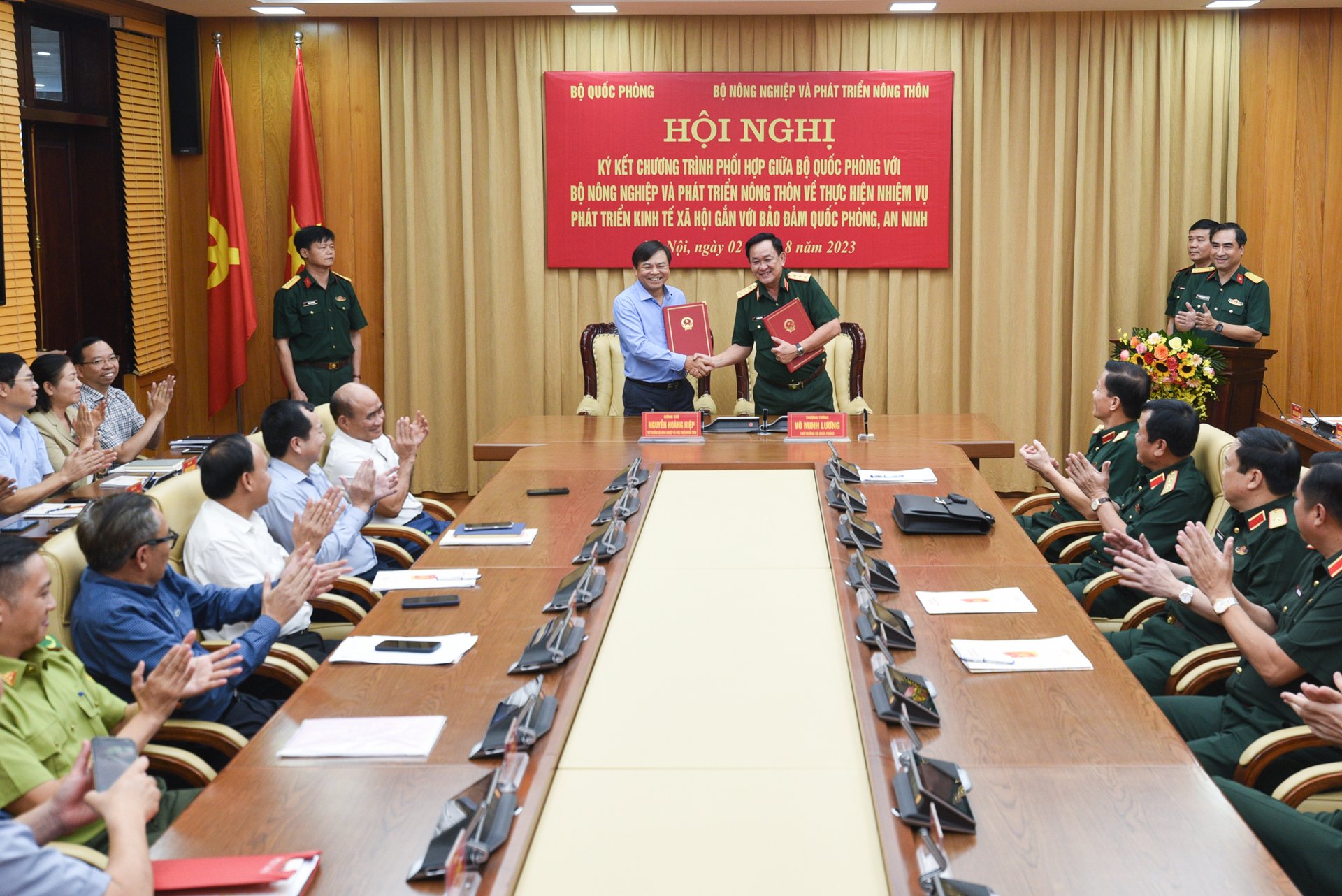 Thứ trưởng Bộ NN-PTNT Nguyễn Hoàng Hiệp và Thứ trưởng Bộ Quốc phòng, Thượng tướng Võ Minh Lương ký chương trình phối hợp phát triển kinh tế xã hội gắn với bảo vệ quốc phòng, an ninh. Ảnh: Tùng Đinh.