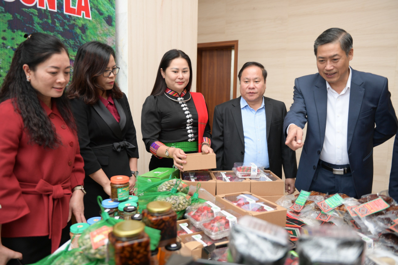 Mr. Nguyen Huu Dong, Secretary of the Son La Provincial Party Committee, visited the exhibition booths for agricultural products in the Vietnam National University of Agriculture's cooperation program on green agriculture development. Photo: VNUA.