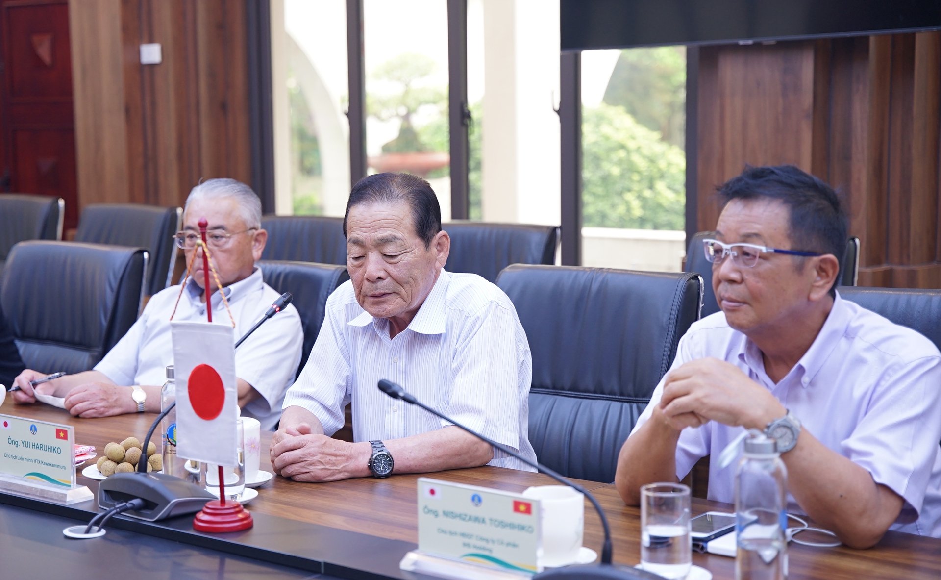 Ông Yui Haruhiko, Chủ tịch Liên minh HTX Kawakamimura (ngồi giữa) bày tỏ mong muốn tiếp đón các cán bộ khuyến nông Việt Nam sang Nhật Bản làm việc. 