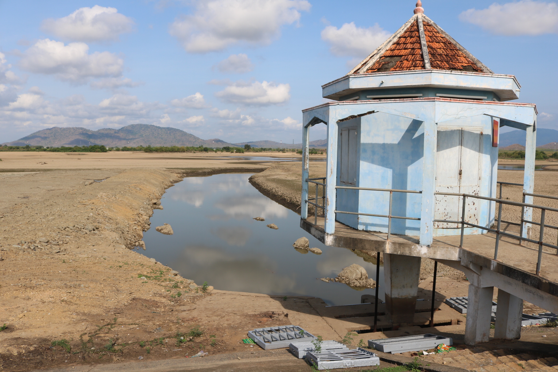 Vào mùa khô hạn, nhiều hồ ở tỉnh Bình Thuận cạn kiệt nguồn nước. Ảnh: KS.