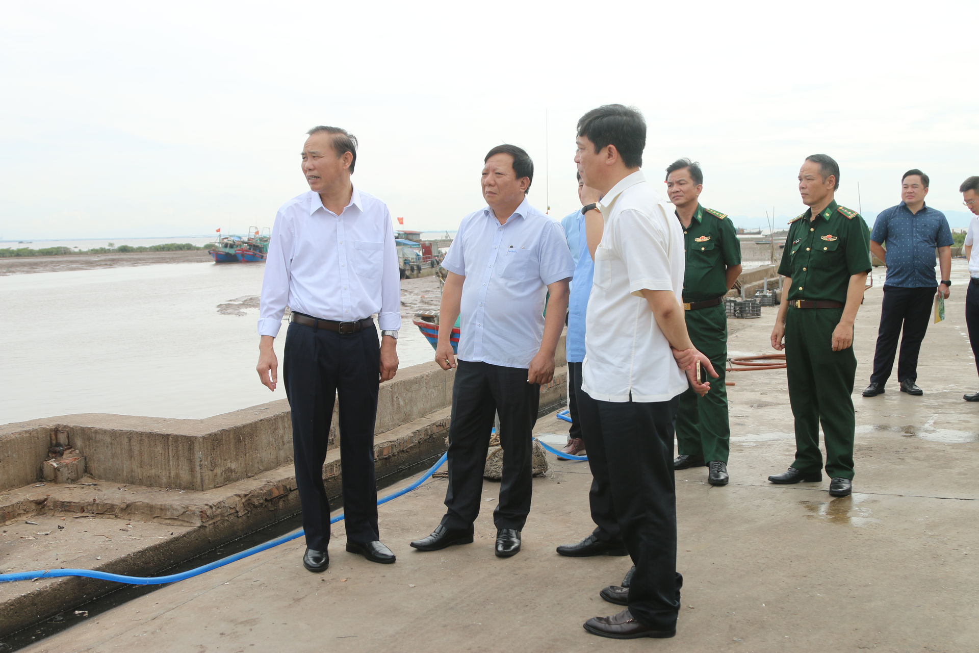 Thứ trưởng Phùng Đức Tiến kiểm tra chống khai thác IUU tại cảng cá Ngọc Hải. Ảnh: Đinh Mười.
