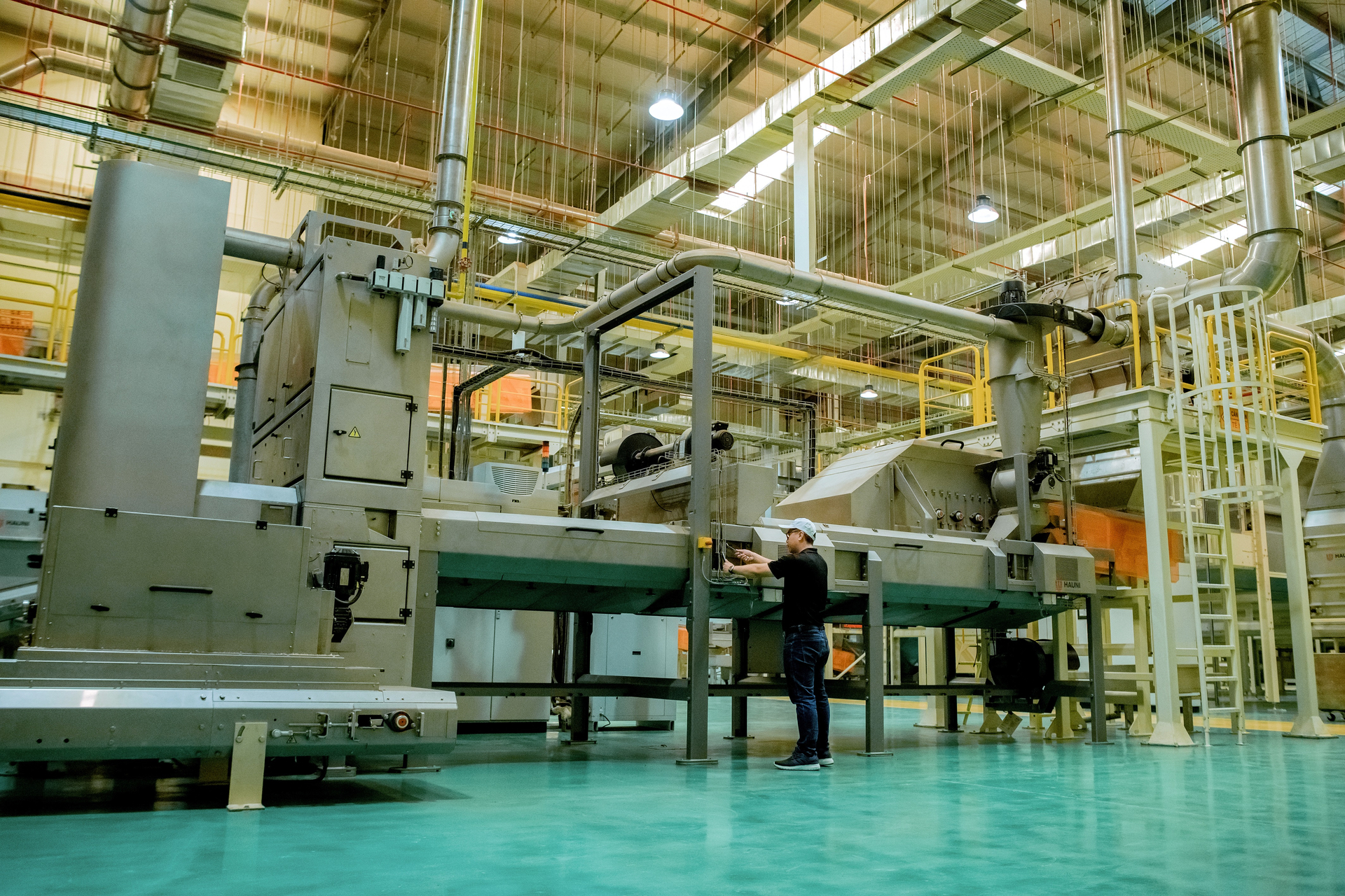 Dây chuyền sản xuất sợi thuốc lá được đầu tư tại Nhà máy mới ở Trảng É. Ảnh: KTC.